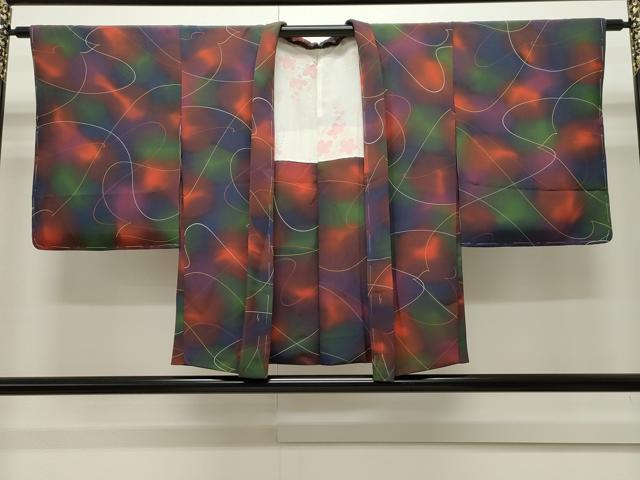 ■■■　サイズ　■■■ 身丈 74cm（肩から） 裄丈 63cm 袖丈 49.5cm　縫込み 3cm 袖幅 33cm 前幅 17cm 後幅 28.5cm 裄 お袖側 約1.5cm　身頃側 約2.5cm ■■■　商品詳細　■■■ 【正絹・未使用】 状態は特に目立ったシミ汚れなどもなく大変良い状態です。 大変上質な逸品になります。 お安く出品致しますので、是非この機会にいかがでしょうか？ ■■■　注意事項　■■■ ■モニター発色の具合により色合いが異なる場合がございます。 ■寸法は多少の誤差が生じる場合がございますのでご了承ください。 ■シミ等のチェックには注意を払っておりますが、見落としがある場合もございますし、個人の見解も様々ですので神経質な方のご購入はお控えください。 ■箪笥に入っておりました着物や帯なので畳みシワや匂いがあるものもございます。 ■お休みは基本的に土日祝となりますが、その他臨時でお休みする場合がございますのでご了承ください。 ■商品の発送は平日のみの発送となります。 ■夜間と土曜、日曜日はお問い合わせの回答が遅れる場合がございます。 ■当店では、お直し、紋入れ、お手入れ等は承っておりません。 ■生地の状態（ヤケ、経年劣化等）によってはサイズ直しが出来ない場合がございます。 その点もどうかご了承のうえ、ご購入をお願いいたします。 ■着物のサイズ目安は下記を参考ください↓ ＜女性着物＞　身長-10cm+5cmが着用可能サイズ(お端折り次第) 　例）身長160cmの方→着物身丈150cm〜165cm ＜男性着物＞　身長-27cm ±5cmが着用可能サイズ 　例）身長170cmの方→着物身丈138cm〜148cm