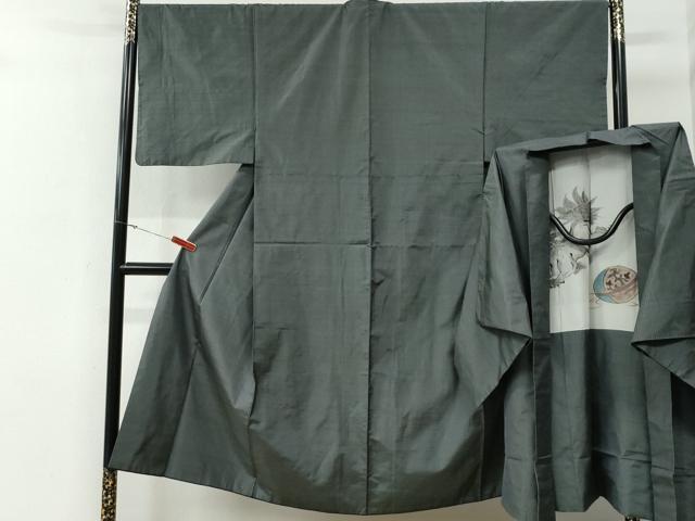 ■■■　サイズ　■■■ 【着物】 身丈 145cm（肩から） 裄丈 68cm 袖丈 49cm　縫込み 0cm 袖幅 35cm 前幅 19.5cm 後幅 33cm 着物縫いこみ 内揚げ 0cm 裄 お袖側 約1cm　身頃側 約1cm 【羽織】 身丈 91cm（肩から） 裄丈 68.5cm 袖丈 50cm　縫込み 0cm 袖幅 34cm 前幅 19.5cm 後幅 33cm 裄 お袖側 約1cm　身頃側 約1cm ■■■　商品詳細　■■■ 【正絹】 状態は特に目立ったシミ汚れなどもなく大変良い状態です。 大変上質な逸品になります。 お安く出品致しますので、是非この機会にいかがでしょうか？ ■■■　注意事項　■■■ ■モニター発色の具合により色合いが異なる場合がございます。 ■寸法は多少の誤差が生じる場合がございますのでご了承ください。 ■縫込みの長さが左右非対称の場合は短い部分を記載しております。 左右非対称であってもご返品・お値引き等の保証は出来かねますので、ご了承の上ご購入をお願い致します。 ■シミ等のチェックには注意を払っておりますが、見落としがある場合もございますし、個人の見解も様々ですので神経質な方のご購入はお控えください。 ■箪笥に入っておりました着物や帯なので畳みシワや匂いがあるものもございます。 ■お休みは基本的に土日祝となりますが、その他臨時でお休みする場合がございますのでご了承ください。 ■商品の発送は平日のみの発送となります。 ■夜間と土曜、日曜日はお問い合わせの回答が遅れる場合がございます。 ■当店では、お直し、紋入れ、お手入れ等は承っておりません。 ■生地の状態（ヤケ、経年劣化等）によってはサイズ直しが出来ない場合がございます。 その点もどうかご了承のうえ、ご購入をお願いいたします。 ■弊社で取り扱う商品は一点ものにつき、時期や在庫状況に応じて金額が変更となる場合がございます。 ■検針は行っておりません。予めご了承いただきますようお願いいたします。 ■【洗える着物】と記載のある商品におきましては、商品お届け後に洗濯を行ってしまってからのご返品にはご対応しかねます。 念の為、専門店でのお手入れをお願いいたします。 ■写真に写っている物が全てになります。それ以外の付属品はございませんのでご了承ください。 ■着物のサイズ目安は下記を参考ください↓ ＜女性着物＞　お端折り次第で＋5cm　−1cmが着用可能サイズ 　例）身丈170cmの場合、身長160cm〜175cm ＜男性着物＞　身丈＋約25cm〜27cm程が適応身長 　例）身丈155cmの場合、身長180〜182cm