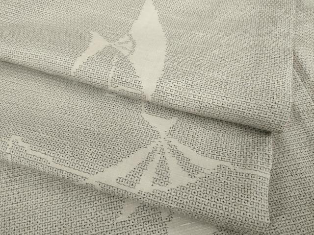 ■■■　サイズ　■■■ 身丈 160cm（肩から） 裄丈 67cm 袖丈 49cm　縫込み 6cm 袖幅 34cm 前幅 24cm 後幅 30cm 着物縫いこみ 内揚げ 4cm 裄 お袖側 約1cm　身頃側 約1cm ■■■　商品詳細　■■■ 【正絹】 状態は接写画像のように左袖前・後身頃に薄い汚れがございますが その他特に目立ったシミ汚れなどもなく大変良い状態です。 大変上質な逸品になります。 お安く出品致しますので、是非この機会にいかがでしょうか？ ■■■　注意事項　■■■ ■モニター発色の具合により色合いが異なる場合がございます。 ■寸法は多少の誤差が生じる場合がございますのでご了承ください。 ■シミ等のチェックには注意を払っておりますが、見落としがある場合もございますし、個人の見解も様々ですので神経質な方のご購入はお控えください。 ■箪笥に入っておりました着物や帯なので畳みシワや匂いがあるものもございます。 ■お休みは基本的に土日祝となりますが、その他臨時でお休みする場合がございますのでご了承ください。 ■商品の発送は平日のみの発送となります。 ■夜間と土曜、日曜日はお問い合わせの回答が遅れる場合がございます。 ■当店では、お直し、紋入れ、お手入れ等は承っておりません。 ■生地の状態（ヤケ、経年劣化等）によってはサイズ直しが出来ない場合がございます。 その点もどうかご了承のうえ、ご購入をお願いいたします。 ■着物のサイズ目安は下記を参考ください↓ ＜女性着物＞　身長-10cm+5cmが着用可能サイズ(お端折り次第) 　例）身長160cmの方→着物身丈150cm〜165cm ＜男性着物＞　身長-27cm ±5cmが着用可能サイズ 　例）身長170cmの方→着物身丈138cm〜148cm