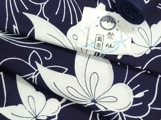 ■■■　サイズ　■■■ 長さ　　着尺分あり 幅　　　約37.5cm ■■■　商品詳細　■■■ 【綿・未使用】 状態は特に目立ったシミ汚れなどもなく大変良い状態です。 竺仙とは『美しいキモノ』や『きものサロン』などで、 高級浴衣としてお馴染み。 150年以上の歴史を持った老舗呉服店で、 江戸染浴衣の伝統的な技術で知られています。 竺仙オリジナルの生地の開発にはじまり、 毎年1000柄の新作を発表し続けている竺仙ブランドの浴衣は、 幅広い人気があります。 大変上質な逸品になります。 お安く出品致しますので、是非この機会にいかがでしょうか？ ■■■　注意事項　■■■ ■モニター発色の具合により色合いが異なる場合がございます。 ■寸法は多少の誤差が生じる場合がございますのでご了承ください。 ■縫込みの長さが左右非対称の場合は短い部分を記載しております。 左右非対称であってもご返品・お値引き等の保証は出来かねますので、ご了承の上ご購入をお願い致します。 ■シミ等のチェックには注意を払っておりますが、見落としがある場合もございますし、個人の見解も様々ですので神経質な方のご購入はお控えください。 ■箪笥に入っておりました着物や帯なので畳みシワや匂いがあるものもございます。 ■お休みは基本的に土日祝となりますが、その他臨時でお休みする場合がございますのでご了承ください。 ■商品の発送は平日のみの発送となります。 ■夜間と土曜、日曜日はお問い合わせの回答が遅れる場合がございます。 ■当店では、お直し、紋入れ、お手入れ等は承っておりません。 ■生地の状態（ヤケ、経年劣化等）によってはサイズ直しが出来ない場合がございます。 その点もどうかご了承のうえ、ご購入をお願いいたします。 ■弊社で取り扱う商品は一点ものにつき、時期や在庫状況に応じて金額が変更となる場合がございます。 ■検針は行っておりません。予めご了承いただきますようお願いいたします。 ■【洗える着物】と記載のある商品におきましては、商品お届け後に洗濯を行ってしまってからのご返品にはご対応しかねます。 念の為、専門店でのお手入れをお願いいたします。 ■写真に写っている物が全てになります。それ以外の付属品はございませんのでご了承ください。 ■状態に関する写真につきましては、掲載可能な写真枚数に限りがあるため、各箇所につき1枚参考画像を掲載しております。 ■着物のサイズ目安は下記を参考ください↓ ＜女性着物＞　お端折り次第で＋5cm　−1cmが着用可能サイズ 　例）身丈170cmの場合、身長160cm〜175cm ＜男性着物＞　身丈＋約25cm〜27cm程が適応身長 　例）身丈155cmの場合、身長180〜182cm