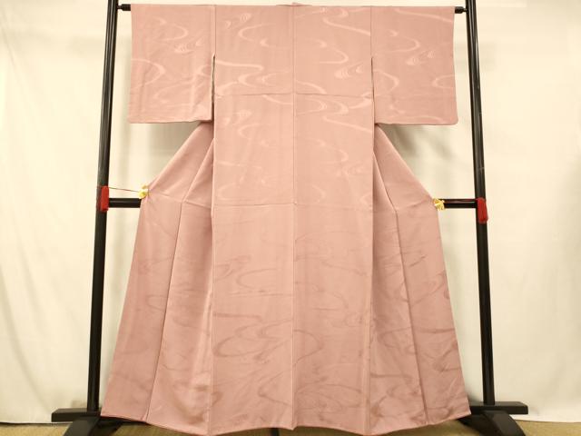 ■■■　サイズ　■■■ 身丈 159cm（肩から） 裄丈 62cm 袖丈 49cm　縫込み 3.5cm 袖幅 32cm 前幅 22.5cm 後幅 29cm 着物縫いこみ 内揚げ 6cm 裄 お袖側 約2.5cm　身頃側 約4cm ■■■　商品詳細　■■■ 【正絹・紋なし】 状態は画像を添付しておりますので、そちらをご確認下さいますよう宜しくお願い致します。 大変上質な逸品になります。 お安く出品致しますので、是非この機会にいかがでしょうか？ ■■■　注意事項　■■■ ■モニター発色の具合により色合いが異なる場合がございます。 ■寸法は多少の誤差が生じる場合がございますのでご了承ください。 ■縫込みの長さが左右非対称の場合は短い部分を記載しております。 左右非対称であってもご返品・お値引き等の保証は出来かねますので、ご了承の上ご購入をお願い致します。 ■シミ等のチェックには注意を払っておりますが、見落としがある場合もございますし、個人の見解も様々ですので神経質な方のご購入はお控えください。 ■箪笥に入っておりました着物や帯なので畳みシワや匂いがあるものもございます。 ■お休みは基本的に土日祝となりますが、その他臨時でお休みする場合がございますのでご了承ください。 ■商品の発送は平日のみの発送となります。 ■夜間と土曜、日曜日はお問い合わせの回答が遅れる場合がございます。 ■当店では、お直し、紋入れ、お手入れ等は承っておりません。 ■生地の状態（ヤケ、経年劣化等）によってはサイズ直しが出来ない場合がございます。 その点もどうかご了承のうえ、ご購入をお願いいたします。 ■弊社で取り扱う商品は一点ものにつき、時期や在庫状況に応じて金額が変更となる場合がございます。 ■検針は行っておりません。予めご了承いただきますようお願いいたします。 ■【洗える着物】と記載のある商品におきましては、商品お届け後に洗濯を行ってしまってからのご返品にはご対応しかねます。 念の為、専門店でのお手入れをお願いいたします。 ■着物のサイズ目安は下記を参考ください↓ ＜女性着物＞　お端折り次第で＋5cm　−1cmが着用可能サイズ 　例）身丈170cmの場合、身長160cm〜175cm ＜男性着物＞　身丈＋約25cm〜27cm程が適応身長 　例）身丈155cmの場合、身長180〜182cm