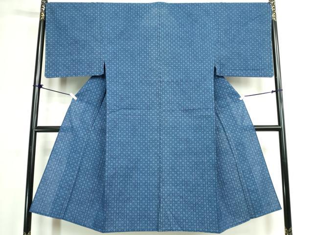 ■■■　サイズ　■■■ 身丈 134cm（肩から） 裄丈 68.5cm 袖丈 49cm　縫込み 2.5cm 袖幅 35cm 前幅 27cm 後幅 31cm 着物縫いこみ 内揚げ 5cm 裄 お袖側 約3cm　身頃側 約3cm ■■■　商品詳細　■■■ 【綿】 状態は接写画像のように上前に薄い汚れがございますが その他特に目立ったシミ汚れなどもなく大変良い状態です。 竺仙とは『美しいキモノ』や『きものサロン』などで、 高級浴衣としてお馴染み。 150年以上の歴史を持った老舗呉服店で、 江戸染浴衣の伝統的な技術で知られています。 竺仙オリジナルの生地の開発にはじまり、 毎年1000柄の新作を発表し続けている竺仙ブランドの浴衣は、 幅広い人気があります。 大変上質な逸品になります。 お安く出品致しますので、是非この機会にいかがでしょうか？ ■■■　注意事項　■■■ ■モニター発色の具合により色合いが異なる場合がございます。 ■寸法は多少の誤差が生じる場合がございますのでご了承ください。 ■縫込みの長さが左右非対称の場合は短い部分を記載しております。 左右非対称であってもご返品・お値引き等の保証は出来かねますので、ご了承の上ご購入をお願い致します。 ■シミ等のチェックには注意を払っておりますが、見落としがある場合もございますし、個人の見解も様々ですので神経質な方のご購入はお控えください。 ■箪笥に入っておりました着物や帯なので畳みシワや匂いがあるものもございます。 ■お休みは基本的に土日祝となりますが、その他臨時でお休みする場合がございますのでご了承ください。 ■商品の発送は平日のみの発送となります。 ■夜間と土曜、日曜日はお問い合わせの回答が遅れる場合がございます。 ■当店では、お直し、紋入れ、お手入れ等は承っておりません。 ■生地の状態（ヤケ、経年劣化等）によってはサイズ直しが出来ない場合がございます。 その点もどうかご了承のうえ、ご購入をお願いいたします。 ■弊社で取り扱う商品は一点ものにつき、時期や在庫状況に応じて金額が変更となる場合がございます。 ■検針は行っておりません。予めご了承いただきますようお願いいたします。 ■【洗える着物】と記載のある商品におきましては、商品お届け後に洗濯を行ってしまってからのご返品にはご対応しかねます。 念の為、専門店でのお手入れをお願いいたします。 ■写真に写っている物が全てになります。それ以外の付属品はございませんのでご了承ください。 ■状態に関する写真につきましては、掲載可能な写真枚数に限りがあるため、各箇所につき1枚参考画像を掲載しております。 ■着物のサイズ目安は下記を参考ください↓ ＜女性着物＞　お端折り次第で＋5cm　−1cmが着用可能サイズ 　例）身丈170cmの場合、身長160cm〜175cm ＜男性着物＞　身丈＋約25cm〜27cm程が適応身長 　例）身丈155cmの場合、身長180〜182cm