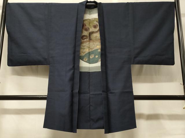 ■■■　サイズ　■■■ 身丈 98cm（肩から） 裄丈 68cm 袖丈 52cm　縫込み 3.5cm 袖幅 34cm 前幅 19cm 後幅 30.5cm 裄 お袖側 約1cm　身頃側 約0cm ■■■　商品詳細　■■■ 【正絹】 状態は特に目立ったシミ汚れなどもなく大変良い状態です。 大変上質な逸品になります。 お安く出品致しますので、是非この機会にいかがでしょうか？ ■■■　注意事項　■■■ ■モニター発色の具合により色合いが異なる場合がございます。 ■寸法は多少の誤差が生じる場合がございますのでご了承ください。 ■縫込みの長さが左右非対称の場合は短い部分を記載しております。 左右非対称であってもご返品・お値引き等の保証は出来かねますので、ご了承の上ご購入をお願い致します。 ■シミ等のチェックには注意を払っておりますが、見落としがある場合もございますし、個人の見解も様々ですので神経質な方のご購入はお控えください。 ■箪笥に入っておりました着物や帯なので畳みシワや匂いがあるものもございます。 ■お休みは基本的に土日祝となりますが、その他臨時でお休みする場合がございますのでご了承ください。 ■商品の発送は平日のみの発送となります。 ■夜間と土曜、日曜日はお問い合わせの回答が遅れる場合がございます。 ■当店では、お直し、紋入れ、お手入れ等は承っておりません。 ■生地の状態（ヤケ、経年劣化等）によってはサイズ直しが出来ない場合がございます。 その点もどうかご了承のうえ、ご購入をお願いいたします。 ■弊社で取り扱う商品は一点ものにつき、時期や在庫状況に応じて金額が変更となる場合がございます。 ■検針は行っておりません。予めご了承いただきますようお願いいたします。 ■【洗える着物】と記載のある商品におきましては、商品お届け後に洗濯を行ってしまってからのご返品にはご対応しかねます。 念の為、専門店でのお手入れをお願いいたします。 ■写真に写っている物が全てになります。それ以外の付属品はございませんのでご了承ください。 ■状態に関する写真につきましては、掲載可能な写真枚数に限りがあるため、各箇所につき1枚参考画像を掲載しております。 ■着物のサイズ目安は下記を参考ください↓ ＜女性着物＞　お端折り次第で＋5cm　－1cmが着用可能サイズ 　例）身丈170cmの場合、身長160cm～175cm ＜男性着物＞　身丈＋約25cm～27cm程が適応身長 　例）身丈155cmの場合、身長180～182cm