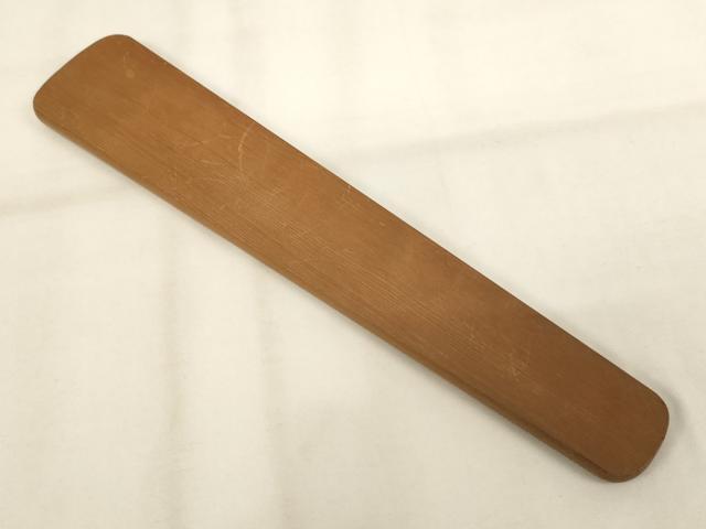■■■　サイズ　■■■ 長さ　27.5cm ■■■　商品詳細　■■■ 状態は参考画像のように汚れがございます。 大変上質な逸品になります。 お安く出品致しますので、是非この機会にいかがでしょうか？ ■■■　注意事項　■■■ ■モニター発色の具合により色合いが異なる場合がございます。 ■寸法は多少の誤差が生じる場合がございますのでご了承ください。 ■縫込みの長さが左右非対称の場合は短い部分を記載しております。 左右非対称であってもご返品・お値引き等の保証は出来かねますので、ご了承の上ご購入をお願い致します。 ■シミ等のチェックには注意を払っておりますが、見落としがある場合もございますし、個人の見解も様々ですので神経質な方のご購入はお控えください。 ■箪笥に入っておりました着物や帯なので畳みシワや匂いがあるものもございます。 ■お休みは基本的に土日祝となりますが、その他臨時でお休みする場合がございますのでご了承ください。 ■商品の発送は平日のみの発送となります。 ■夜間と土曜、日曜日はお問い合わせの回答が遅れる場合がございます。 ■当店では、お直し、紋入れ、お手入れ等は承っておりません。 ■生地の状態（ヤケ、経年劣化等）によってはサイズ直しが出来ない場合がございます。 その点もどうかご了承のうえ、ご購入をお願いいたします。 ■弊社で取り扱う商品は一点ものにつき、時期や在庫状況に応じて金額が変更となる場合がございます。 ■検針は行っておりません。予めご了承いただきますようお願いいたします。 ■【洗える着物】と記載のある商品におきましては、商品お届け後に洗濯を行ってしまってからのご返品にはご対応しかねます。 念の為、専門店でのお手入れをお願いいたします。 ■写真に写っている物が全てになります。 それ以外の付属品はございませんのでご了承ください。 ■状態に関する写真につきましては、掲載可能な写真枚数に限りがあるため、 各箇所につき1枚参考画像を掲載しております。 ■着物のサイズ目安は下記を参考ください↓ ＜女性着物＞　お端折り次第で＋5cm　−10cmが着用可能サイズ 　例）身丈170cmの場合、身長160cm〜175cm ＜男性着物＞　身丈＋約25cm〜27cm程が適応身長 　例）身丈155cmの場合、身長180cm〜182cm