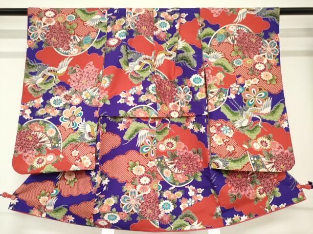 ■■■　サイズ　■■■ 【祝着】 身丈 76.5cm（肩から） 裄丈 42cm（肩上げ　1.5cm） 袖丈 56cm　縫込み 1.5cm 袖幅 27cm 前幅 15.5cm 後幅 20cm 着物縫いこみ 内揚げ 0cm （腰上げ　8cm） 裄 お袖側 約1cm　身頃側 約0cm ■■■　商品詳細　■■■ 【ポリエステル100％・重ね衿：取り外し可能】 状態は接写画像のように 両袖前後・上前・胴裏・八掛・紐に薄い汚れがございますが その他特に目立ったシミ汚れなどもなく大変良い状態です。 お安く出品致しますので、是非この機会にいかがでしょうか？ ※ご自身で洗濯された場合の保証はできかねます。専門店にご相談ください。 ■■■　注意事項　■■■ ■モニター発色の具合により色合いが異なる場合がございます。 ■寸法は多少の誤差が生じる場合がございますのでご了承ください。 ■縫込みの長さが左右非対称の場合は短い部分を記載しております。 左右非対称であってもご返品・お値引き等の保証は出来かねますので、ご了承の上ご購入をお願い致します。 ■シミ等のチェックには注意を払っておりますが、見落としがある場合もございますし、個人の見解も様々ですので神経質な方のご購入はお控えください。 ■箪笥に入っておりました着物や帯なので畳みシワや匂いがあるものもございます。 ■お休みは基本的に土日祝となりますが、その他臨時でお休みする場合がございますのでご了承ください。 ■商品の発送は平日のみの発送となります。 ■夜間と土曜、日曜日はお問い合わせの回答が遅れる場合がございます。 ■当店では、お直し、紋入れ、お手入れ等は承っておりません。 ■生地の状態（ヤケ、経年劣化等）によってはサイズ直しが出来ない場合がございます。 その点もどうかご了承のうえ、ご購入をお願いいたします。 ■弊社で取り扱う商品は一点ものにつき、時期や在庫状況に応じて金額が変更となる場合がございます。 ■検針は行っておりません。予めご了承いただきますようお願いいたします。 ■【洗える着物】と記載のある商品におきましては、商品お届け後に洗濯を行ってしまってからのご返品にはご対応しかねます。 念の為、専門店でのお手入れをお願いいたします。 ■写真に写っている物が全てになります。それ以外の付属品はございませんのでご了承ください。 ■状態に関する写真につきましては、掲載可能な写真枚数に限りがあるため、各箇所につき1枚参考画像を掲載しております。 ■着物のサイズ目安は下記を参考ください↓ ＜女性着物＞　お端折り次第で＋5cm　−1cmが着用可能サイズ 　例）身丈170cmの場合、身長160cm〜175cm ＜男性着物＞　身丈＋約25cm〜27cm程が適応身長 　例）身丈155cmの場合、身長180〜182cm