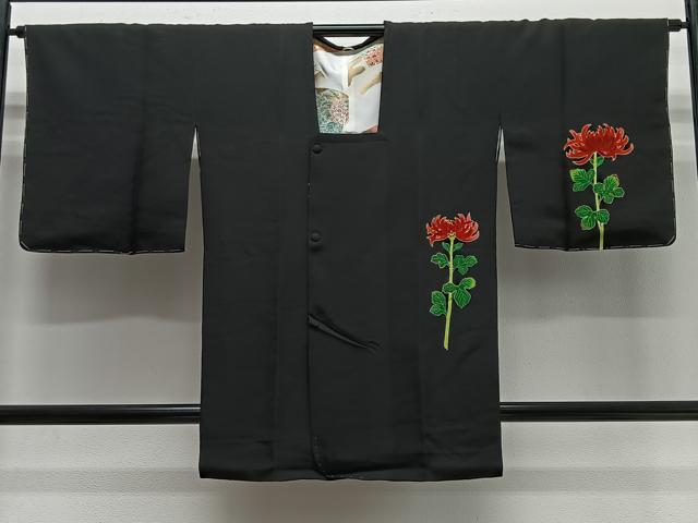 ■■■　サイズ　■■■ 身丈 90cm（肩から） 裄丈 64.5cm 袖丈 47cm　縫込み 3.5cm 袖幅 32.5cm 前幅 20.5cm 後幅 29cm 裄 お袖側 約2cm　身頃側 約2.5cm ■■■　商品詳細　■■■ 【正絹・未使用】 状態は特に目立ったシミ汚れなどもなく大変良い状態です。 大変上質な逸品になります。 お安く出品致しますので、是非この機会にいかがでしょうか？ ■■■　注意事項　■■■ ■モニター発色の具合により色合いが異なる場合がございます。 ■寸法は多少の誤差が生じる場合がございますのでご了承ください。 ■縫込みの長さが左右非対称の場合は短い部分を記載しております。 左右非対称であってもご返品・お値引き等の保証は出来かねますので、ご了承の上ご購入をお願い致します。 ■シミ等のチェックには注意を払っておりますが、見落としがある場合もございますし、個人の見解も様々ですので神経質な方のご購入はお控えください。 ■箪笥に入っておりました着物や帯なので畳みシワや匂いがあるものもございます。 ■お休みは基本的に土日祝となりますが、その他臨時でお休みする場合がございますのでご了承ください。 ■商品の発送は平日のみの発送となります。 ■夜間と土曜、日曜日はお問い合わせの回答が遅れる場合がございます。 ■当店では、お直し、紋入れ、お手入れ等は承っておりません。 ■生地の状態（ヤケ、経年劣化等）によってはサイズ直しが出来ない場合がございます。 その点もどうかご了承のうえ、ご購入をお願いいたします。 ■弊社で取り扱う商品は一点ものにつき、時期や在庫状況に応じて金額が変更となる場合がございます。 ■検針は行っておりません。予めご了承いただきますようお願いいたします。 ■【洗える着物】と記載のある商品におきましては、商品お届け後に洗濯を行ってしまってからのご返品にはご対応しかねます。 念の為、専門店でのお手入れをお願いいたします。 ■写真に写っている物が全てになります。それ以外の付属品はございませんのでご了承ください。 ■着物のサイズ目安は下記を参考ください↓ ＜女性着物＞　お端折り次第で＋5cm　－1cmが着用可能サイズ 　例）身丈170cmの場合、身長160cm～175cm ＜男性着物＞　身丈＋約25cm～27cm程が適応身長 　例）身丈155cmの場合、身長180～182cm