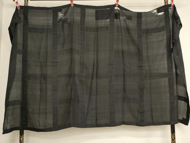■■■　サイズ　■■■ 縦 118cm 横 198cm ■■■　商品詳細　■■■ 状態は参考画像のように傷みや汚れ、補修跡がございます。 大変上質な逸品になります。 お安く出品致しますので、是非この機会にいかがでしょうか？ ■■■　注意事項　■■■ ■モニター発色の具合により色合いが異なる場合がございます。 ■寸法は多少の誤差が生じる場合がございますのでご了承ください。 ■縫込みの長さが左右非対称の場合は短い部分を記載しております。 左右非対称であってもご返品・お値引き等の保証は出来かねますので、ご了承の上ご購入をお願い致します。 ■シミ等のチェックには注意を払っておりますが、見落としがある場合もございますし、個人の見解も様々ですので神経質な方のご購入はお控えください。 ■箪笥に入っておりました着物や帯なので畳みシワや匂いがあるものもございます。 ■お休みは基本的に土日祝となりますが、その他臨時でお休みする場合がございますのでご了承ください。 ■商品の発送は平日のみの発送となります。 ■夜間と土曜、日曜日はお問い合わせの回答が遅れる場合がございます。 ■当店では、お直し、紋入れ、お手入れ等は承っておりません。 ■生地の状態（ヤケ、経年劣化等）によってはサイズ直しが出来ない場合がございます。 その点もどうかご了承のうえ、ご購入をお願いいたします。 ■弊社で取り扱う商品は一点ものにつき、時期や在庫状況に応じて金額が変更となる場合がございます。 ■検針は行っておりません。予めご了承いただきますようお願いいたします。 ■【洗える着物】と記載のある商品におきましては、商品お届け後に洗濯を行ってしまってからのご返品にはご対応しかねます。 念の為、専門店でのお手入れをお願いいたします。 ■写真に写っている物が全てになります。 それ以外の付属品はございませんのでご了承ください。 ■状態に関する写真につきましては、掲載可能な写真枚数に限りがあるため、 各箇所につき1枚参考画像を掲載しております。 ■着物のサイズ目安は下記を参考ください↓ ＜女性着物＞　お端折り次第で＋5cm　−10cmが着用可能サイズ 　例）身丈170cmの場合、身長160cm〜175cm ＜男性着物＞　身丈＋約25cm〜27cm程が適応身長 　例）身丈155cmの場合、身長180cm〜182cm