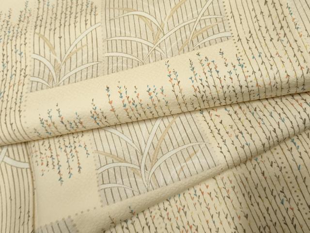 ■■■　サイズ　■■■ 身丈 158.5cm（肩から） 裄丈 63cm 袖丈 46cm　縫込み 3.5cm 袖幅 33cm 前幅 22.5cm 後幅 28.5cm 着物縫いこみ 内揚げ 0cm 裄 お袖側 約1cm　身頃側 約4cm ■■■　商品詳細　■■■ 【正絹】 状態は特に目立ったシミ汚れなどもなく大変良い状態です。 大変上質な逸品になります。 お安く出品致しますので、是非この機会にいかがでしょうか？ ■■■　注意事項　■■■ ■モニター発色の具合により色合いが異なる場合がございます。 ■寸法は多少の誤差が生じる場合がございますのでご了承ください。 ■縫込みの長さが左右非対称の場合は短い部分を記載しております。 左右非対称であってもご返品・お値引き等の保証は出来かねますので、ご了承の上ご購入をお願い致します。 ■シミ等のチェックには注意を払っておりますが、見落としがある場合もございますし、個人の見解も様々ですので神経質な方のご購入はお控えください。 ■箪笥に入っておりました着物や帯なので畳みシワや匂いがあるものもございます。 ■お休みは基本的に土日祝となりますが、その他臨時でお休みする場合がございますのでご了承ください。 ■商品の発送は平日のみの発送となります。 ■夜間と土曜、日曜日はお問い合わせの回答が遅れる場合がございます。 ■当店では、お直し、紋入れ、お手入れ等は承っておりません。 ■生地の状態（ヤケ、経年劣化等）によってはサイズ直しが出来ない場合がございます。 その点もどうかご了承のうえ、ご購入をお願いいたします。 ■弊社で取り扱う商品は一点ものにつき、時期や在庫状況に応じて金額が変更となる場合がございます。 ■検針は行っておりません。予めご了承いただきますようお願いいたします。 ■【洗える着物】と記載のある商品におきましては、商品お届け後に洗濯を行ってしまってからのご返品にはご対応しかねます。 念の為、専門店でのお手入れをお願いいたします。 ■着物のサイズ目安は下記を参考ください↓ ＜女性着物＞　お端折り次第で＋5cm　−1cmが着用可能サイズ 　例）身丈170cmの場合、身長160cm〜175cm ＜男性着物＞　身丈＋約25cm〜27cm程が適応身長 　例）身丈155cmの場合、身長180〜182cm