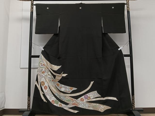 ■■■　サイズ　■■■ 身丈 159.5cm（肩から） 裄丈 64cm 袖丈 47cm　縫込み 5cm 袖幅 33cm 前幅 23.5cm 後幅 29.5cm 着物縫いこみ 内揚げ 5cm 裄 お袖側 約1cm　身頃側 約2cm ■■■　商品詳細　■■■ 【正絹・五つ紋・比翼仕立て】 状態は画像を添付しておりますので、そちらをご確認下さいますよう宜しくお願い致します。 大変上質な逸品になります。 お安く出品致しますので、是非この機会にいかがでしょうか？ ■■■　注意事項　■■■ ■モニター発色の具合により色合いが異なる場合がございます。 ■寸法は多少の誤差が生じる場合がございますのでご了承ください。 ■縫込みの長さが左右非対称の場合は短い部分を記載しております。 左右非対称であってもご返品・お値引き等の保証は出来かねますので、ご了承の上ご購入をお願い致します。 ■シミ等のチェックには注意を払っておりますが、見落としがある場合もございますし、個人の見解も様々ですので神経質な方のご購入はお控えください。 ■箪笥に入っておりました着物や帯なので畳みシワや匂いがあるものもございます。 ■お休みは基本的に土日祝となりますが、その他臨時でお休みする場合がございますのでご了承ください。 ■商品の発送は平日のみの発送となります。 ■夜間と土曜、日曜日はお問い合わせの回答が遅れる場合がございます。 ■当店では、お直し、紋入れ、お手入れ等は承っておりません。 ■生地の状態（ヤケ、経年劣化等）によってはサイズ直しが出来ない場合がございます。 その点もどうかご了承のうえ、ご購入をお願いいたします。 ■弊社で取り扱う商品は一点ものにつき、時期や在庫状況に応じて金額が変更となる場合がございます。 ■検針は行っておりません。予めご了承いただきますようお願いいたします。 ■【洗える着物】と記載のある商品におきましては、商品お届け後に洗濯を行ってしまってからのご返品にはご対応しかねます。 念の為、専門店でのお手入れをお願いいたします。 ■着物のサイズ目安は下記を参考ください↓ ＜女性着物＞　お端折り次第で＋5cm　−1cmが着用可能サイズ 　例）身丈170cmの場合、身長160cm〜175cm ＜男性着物＞　身丈＋約25cm〜27cm程が適応身長 　例）身丈155cmの場合、身長180〜182cm