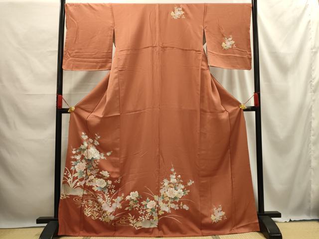 ■■■　サイズ　■■■ 身丈 169cm（肩から） 裄丈 68cm 袖丈 50cm　縫込み 4.5cm 袖幅 34cm 前幅 24cm 後幅 30cm 着物縫いこみ 内揚げ 3cm 裄 お袖側 約1.5cm　身頃側 約0cm ■■■　商品詳細　■■■ 【正絹】 状態は特に目立ったシミ汚れなどもなく大変良い状態です。 「螺鈿(らでん)」は、 貝殻の内側の真珠層を薄く切り出して、はめ込む手法です。 奈良時代に唐から螺鈿の技術が輸入されて以来、 真珠層が光線によって、青色やピンク色などの優しい光を放ち、 自然な非規則性が神秘的で日本人の心を惹きつけてきました。 丁寧に、精密に織り出された源氏物語・・・ 実に多彩な彩りは、螺鈿のみ表現できる美しさ 織り螺鈿金細工の染などでは表現できない、 貝殻の持つ自然な光沢がとても美しく、優雅さと華やかさを添えます。 大変上質な逸品になります。 お安く出品致しますので、是非この機会にいかがでしょうか？ ■■■　注意事項　■■■ ■モニター発色の具合により色合いが異なる場合がございます。 ■寸法は多少の誤差が生じる場合がございますのでご了承ください。 ■縫込みの長さが左右非対称の場合は短い部分を記載しております。 左右非対称であってもご返品・お値引き等の保証は出来かねますので、ご了承の上ご購入をお願い致します。 ■シミ等のチェックには注意を払っておりますが、見落としがある場合もございますし、個人の見解も様々ですので神経質な方のご購入はお控えください。 ■箪笥に入っておりました着物や帯なので畳みシワや匂いがあるものもございます。 ■お休みは基本的に土日祝となりますが、その他臨時でお休みする場合がございますのでご了承ください。 ■商品の発送は平日のみの発送となります。 ■夜間と土曜、日曜日はお問い合わせの回答が遅れる場合がございます。 ■当店では、お直し、紋入れ、お手入れ等は承っておりません。 ■生地の状態（ヤケ、経年劣化等）によってはサイズ直しが出来ない場合がございます。 その点もどうかご了承のうえ、ご購入をお願いいたします。 ■弊社で取り扱う商品は一点ものにつき、時期や在庫状況に応じて金額が変更となる場合がございます。 ■検針は行っておりません。予めご了承いただきますようお願いいたします。 ■【洗える着物】と記載のある商品におきましては、商品お届け後に洗濯を行ってしまってからのご返品にはご対応しかねます。 念の為、専門店でのお手入れをお願いいたします。 ■着物のサイズ目安は下記を参考ください↓ ＜女性着物＞　お端折り次第で＋5cm　−1cmが着用可能サイズ 　例）身丈170cmの場合、身長160cm〜175cm ＜男性着物＞　身丈＋約25cm〜27cm程が適応身長 　例）身丈155cmの場合、身長180〜182cm