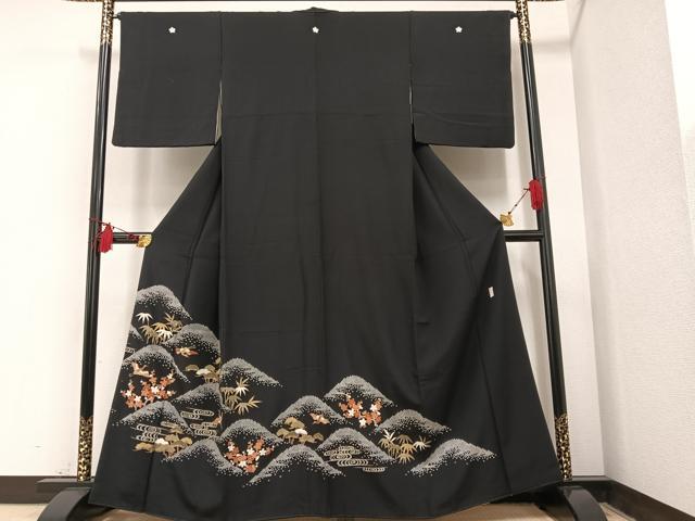 ■■■　サイズ　■■■ 身丈 159.5cm（肩から） 裄丈 64.5cm 袖丈 47.5cm　縫込み 3.5cm 袖幅 33cm 前幅 23.5cm 後幅 30cm 着物縫いこみ 内揚げ 3cm 裄 お袖側 約0cm　身頃側 約1cm ■■■　商品詳細　■■■ 【正絹・五つ紋・比翼仕立て】 状態は画像を添付しておりますので、そちらをご確認下さいますよう宜しくお願い致します。 大変上質な逸品になります。 お安く出品致しますので、是非この機会にいかがでしょうか？ ■■■　注意事項　■■■ ■モニター発色の具合により色合いが異なる場合がございます。 ■寸法は多少の誤差が生じる場合がございますのでご了承ください。 ■縫込みの長さが左右非対称の場合は短い部分を記載しております。 左右非対称であってもご返品・お値引き等の保証は出来かねますので、ご了承の上ご購入をお願い致します。 ■シミ等のチェックには注意を払っておりますが、見落としがある場合もございますし、個人の見解も様々ですので神経質な方のご購入はお控えください。 ■箪笥に入っておりました着物や帯なので畳みシワや匂いがあるものもございます。 ■お休みは基本的に土日祝となりますが、その他臨時でお休みする場合がございますのでご了承ください。 ■商品の発送は平日のみの発送となります。 ■夜間と土曜、日曜日はお問い合わせの回答が遅れる場合がございます。 ■当店では、お直し、紋入れ、お手入れ等は承っておりません。 ■生地の状態（ヤケ、経年劣化等）によってはサイズ直しが出来ない場合がございます。 その点もどうかご了承のうえ、ご購入をお願いいたします。 ■弊社で取り扱う商品は一点ものにつき、時期や在庫状況に応じて金額が変更となる場合がございます。 ■検針は行っておりません。予めご了承いただきますようお願いいたします。 ■【洗える着物】と記載のある商品におきましては、商品お届け後に洗濯を行ってしまってからのご返品にはご対応しかねます。 念の為、専門店でのお手入れをお願いいたします。 ■着物のサイズ目安は下記を参考ください↓ ＜女性着物＞　お端折り次第で＋5cm　−1cmが着用可能サイズ 　例）身丈170cmの場合、身長160cm〜175cm ＜男性着物＞　身丈＋約25cm〜27cm程が適応身長 　例）身丈155cmの場合、身長180〜182cm