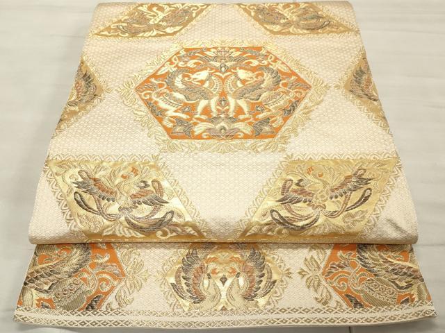 ■■■　サイズ　■■■ 長さ 420cm 幅 30cm程 ■■■　商品詳細　■■■ 【正絹・芯なし・関西仕立て】 詳細に関しましては、画像をご確認ください。 大変上質な逸品になります。 お安く出品致しますので、是非この機会にいかがでしょうか？ ※汚れ等に関しましては、着用時には見えない部分になるかと思いますのであまり気にならずお召になれるかと思います。 ■■■　注意事項　■■■ ■モニター発色の具合により色合いが異なる場合がございます。 ■寸法は多少の誤差が生じる場合がございますのでご了承ください。 ■縫込みの長さが左右非対称の場合は短い部分を記載しております。 左右非対称であってもご返品・お値引き等の保証は出来かねますので、ご了承の上ご購入をお願い致します。 ■シミ等のチェックには注意を払っておりますが、見落としがある場合もございますし、個人の見解も様々ですので神経質な方のご購入はお控えください。 ■箪笥に入っておりました着物や帯なので畳みシワや匂いがあるものもございます。 ■お休みは基本的に土日祝となりますが、その他臨時でお休みする場合がございますのでご了承ください。 ■商品の発送は平日のみの発送となります。 ■夜間と土曜、日曜日はお問い合わせの回答が遅れる場合がございます。 ■当店では、お直し、紋入れ、お手入れ等は承っておりません。 ■生地の状態（ヤケ、経年劣化等）によってはサイズ直しが出来ない場合がございます。 その点もどうかご了承のうえ、ご購入をお願いいたします。 ■弊社で取り扱う商品は一点ものにつき、時期や在庫状況に応じて金額が変更となる場合がございます。 ■検針は行っておりません。予めご了承いただきますようお願いいたします。 ■【洗える着物】と記載のある商品におきましては、商品お届け後に洗濯を行ってしまってからのご返品にはご対応しかねます。 念の為、専門店でのお手入れをお願いいたします。 ■着物のサイズ目安は下記を参考ください↓ ＜女性着物＞　お端折り次第で＋5cm　−1cmが着用可能サイズ 　例）身丈170cmの場合、身長160cm〜175cm ＜男性着物＞　身丈＋約25cm〜27cm程が適応身長 　例）身丈155cmの場合、身長180〜182cm