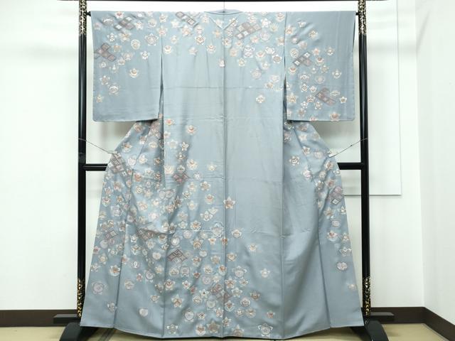 ■■■　サイズ　■■■ 身丈 163cm（肩から） 裄丈 65cm 袖丈 56cm　 縫込み 4.5cm 袖幅 33.5cm 前幅 24cm 後幅 30cm 着物縫いこみ 内揚げ 6.5cm 裄 お袖側 約 0cm　身頃側 約 2.5cm ■■■　商品詳細　■■■ 【正絹・未使用】 状態は接写画像のように、おくみにシミがございますが、 その他特に目立ったシミ汚れなどもなく大変良い状態です。 大変上質な極上の逸品になります。 お安く出品致しますので、是非この機会にいかがでしょうか？ ■■■　注意事項　■■■ ■モニター発色の具合により色合いが異なる場合がございます。 ■寸法は多少の誤差が生じる場合がございますのでご了承ください。 ■縫込みの長さが左右非対称の場合は短い部分を記載しております。 左右非対称であってもご返品・お値引き等の保証は出来かねますので、ご了承の上ご購入をお願い致します。 ■シミ等のチェックには注意を払っておりますが、見落としがある場合もございますし、個人の見解も様々ですので神経質な方のご購入はお控えください。 ■箪笥に入っておりました着物や帯なので畳みシワや匂いがあるものもございます。 ■お休みは基本的に土日祝となりますが、その他臨時でお休みする場合がございますのでご了承ください。 ■商品の発送は平日のみの発送となります。 ■夜間と土曜、日曜日はお問い合わせの回答が遅れる場合がございます。 ■当店では、お直し、紋入れ、お手入れ等は承っておりません。 ■生地の状態（ヤケ、経年劣化等）によってはサイズ直しが出来ない場合がございます。 その点もどうかご了承のうえ、ご購入をお願いいたします。 ■弊社で取り扱う商品は一点ものにつき、時期や在庫状況に応じて金額が変更となる場合がございます。 ■検針は行っておりません。予めご了承いただきますようお願いいたします。 ■【洗える着物】と記載のある商品におきましては、商品お届け後に洗濯を行ってしまってからのご返品にはご対応しかねます。 念の為、専門店でのお手入れをお願いいたします。 ■着物のサイズ目安は下記を参考ください↓ ＜女性着物＞　お端折り次第で＋5?　−10?が着用可能サイズ 　例）身丈170?の場合、身長160?〜175? ＜男性着物＞　身丈＋約25?〜27?程が適応身長 　例）身丈155?の場合、身長180〜182?
