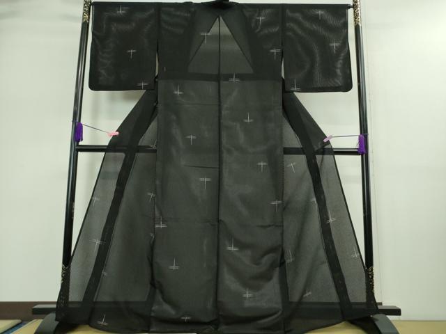 ■■■　サイズ　■■■ 身丈 166.5cm（肩から） 裄丈 67cm 袖丈 49cm 縫込み 2.5cm 袖幅 34cm 前幅 28.5cm 後幅 31cm 着物縫いこみ 内揚げ 1cm 裄 お袖側 約 2cm　身頃側 約 0cm ■■■　商品詳細　■■■ 【正絹】 状態は特に目立ったシミ汚れなどもなく大変良い状態です。 軽くて風通しが気持ち良く、 絹芭蕉布ならではの風合い、神秘的な糸の持つ力を身にまとう 着心地の良さを感じていただける極上の逸品になります。 お安く出品致しますので、是非この機会にいかがでしょうか？ ■■■　注意事項　■■■ ■モニター発色の具合により色合いが異なる場合がございます。 ■寸法は多少の誤差が生じる場合がございますのでご了承ください。 ■縫込みの長さが左右非対称の場合は短い部分を記載しております。 左右非対称であってもご返品・お値引き等の保証は出来かねますので、ご了承の上ご購入をお願い致します。 ■シミ等のチェックには注意を払っておりますが、見落としがある場合もございますし、個人の見解も様々ですので神経質な方のご購入はお控えください。 ■箪笥に入っておりました着物や帯なので畳みシワや匂いがあるものもございます。 ■お休みは基本的に土日祝となりますが、その他臨時でお休みする場合がございますのでご了承ください。 ■商品の発送は平日のみの発送となります。 ■夜間と土曜、日曜日はお問い合わせの回答が遅れる場合がございます。 ■当店では、お直し、紋入れ、お手入れ等は承っておりません。 ■生地の状態（ヤケ、経年劣化等）によってはサイズ直しが出来ない場合がございます。 その点もどうかご了承のうえ、ご購入をお願いいたします。 ■弊社で取り扱う商品は一点ものにつき、時期や在庫状況に応じて金額が変更となる場合がございます。 ■検針は行っておりません。予めご了承いただきますようお願いいたします。 ■【洗える着物】と記載のある商品におきましては、商品お届け後に洗濯を行ってしまってからのご返品にはご対応しかねます。 念の為、専門店でのお手入れをお願いいたします。 ■着物のサイズ目安は下記を参考ください↓ ＜女性着物＞　お端折り次第で＋5?　−10?が着用可能サイズ 　例）身丈170?の場合、身長160?〜175? ＜男性着物＞　身丈＋約25?〜27?程が適応身長 　例）身丈155?の場合、身長180〜182?