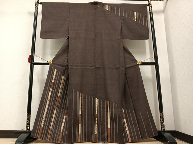 ■■■　サイズ　■■■ 身丈 160.5cm（肩から） 裄丈 64cm 袖丈 48cm　縫込み 3cm 袖幅 32cm 前幅 24.5cm 後幅 30cm 着物縫いこみ 内揚げ 5cm 裄 お袖側 約2cm　身頃側 約2cm ■■■　商品詳細　■■■ 【正絹・未使用】 状態は特に目立ったシミ汚れなどもなく大変良い状態です。 大変上質な逸品になります。 お安く出品致しますので、是非この機会にいかがでしょうか？ ■■■　注意事項　■■■ ■モニター発色の具合により色合いが異なる場合がございます。 ■寸法は多少の誤差が生じる場合がございますのでご了承ください。 ■縫込みの長さが左右非対称の場合は短い部分を記載しております。 左右非対称であってもご返品・お値引き等の保証は出来かねますので、ご了承の上ご購入をお願い致します。 ■シミ等のチェックには注意を払っておりますが、見落としがある場合もございますし、個人の見解も様々ですので神経質な方のご購入はお控えください。 ■箪笥に入っておりました着物や帯なので畳みシワや匂いがあるものもございます。 ■お休みは基本的に土日祝となりますが、その他臨時でお休みする場合がございますのでご了承ください。 ■商品の発送は平日のみの発送となります。 ■夜間と土曜、日曜日はお問い合わせの回答が遅れる場合がございます。 ■当店では、お直し、紋入れ、お手入れ等は承っておりません。 ■生地の状態（ヤケ、経年劣化等）によってはサイズ直しが出来ない場合がございます。 その点もどうかご了承のうえ、ご購入をお願いいたします。 ■弊社で取り扱う商品は一点ものにつき、時期や在庫状況に応じて金額が変更となる場合がございます。 ■検針は行っておりません。予めご了承いただきますようお願いいたします。 ■【洗える着物】と記載のある商品におきましては、商品お届け後に洗濯を行ってしまってからのご返品にはご対応しかねます。 念の為、専門店でのお手入れをお願いいたします。 ■着物のサイズ目安は下記を参考ください↓ ＜女性着物＞　お端折り次第で＋5?　−10?が着用可能サイズ 　例）身丈170?の場合、身長160?〜175? ＜男性着物＞　身丈＋約25?〜27?程が適応身長 　例）身丈155?の場合、身長180〜182?