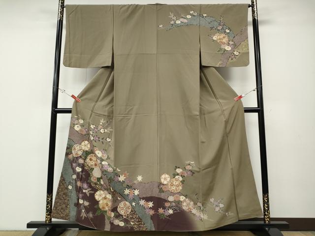 ■■■　サイズ　■■■ 身丈 157cm（肩から） 裄丈 65cm 袖丈 49cm　縫込み 4cm 袖幅 34cm 前幅 24cm 後幅 30cm 着物縫いこみ 内揚げ 7cm 裄 お袖側 約3cm　身頃側 約3cm ■■■　商品詳細　■■■ 【正絹】 状態は特に目立ったシミ汚れなどもなく大変良い状態です。 大変上質な逸品になります。 お安く出品致しますので、是非この機会にいかがでしょうか？ ■■■　注意事項　■■■ ■モニター発色の具合により色合いが異なる場合がございます。 ■寸法は多少の誤差が生じる場合がございますのでご了承ください。 ■縫込みの長さが左右非対称の場合は短い部分を記載しております。 左右非対称であってもご返品・お値引き等の保証は出来かねますので、ご了承の上ご購入をお願い致します。 ■シミ等のチェックには注意を払っておりますが、見落としがある場合もございますし、個人の見解も様々ですので神経質な方のご購入はお控えください。 ■箪笥に入っておりました着物や帯なので畳みシワや匂いがあるものもございます。 ■お休みは基本的に土日祝となりますが、その他臨時でお休みする場合がございますのでご了承ください。 ■商品の発送は平日のみの発送となります。 ■夜間と土曜、日曜日はお問い合わせの回答が遅れる場合がございます。 ■当店では、お直し、紋入れ、お手入れ等は承っておりません。 ■生地の状態（ヤケ、経年劣化等）によってはサイズ直しが出来ない場合がございます。 その点もどうかご了承のうえ、ご購入をお願いいたします。 ■弊社で取り扱う商品は一点ものにつき、時期や在庫状況に応じて金額が変更となる場合がございます。 ■検針は行っておりません。予めご了承いただきますようお願いいたします。 ■【洗える着物】と記載のある商品におきましては、商品お届け後に洗濯を行ってしまってからのご返品にはご対応しかねます。 念の為、専門店でのお手入れをお願いいたします。 ■着物のサイズ目安は下記を参考ください↓ ＜女性着物＞　お端折り次第で＋5cm　−1cmが着用可能サイズ 　例）身丈170cmの場合、身長160cm〜175cm ＜男性着物＞　身丈＋約25cm〜27cm程が適応身長 　例）身丈155cmの場合、身長180〜182cm