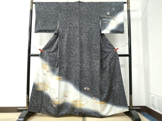 ■■■　サイズ　■■■ 身丈 162cm（肩から） 裄丈 64.5cm 袖丈 48.5cm　縫込み 6cm 袖幅 32.5cm 前幅 24cm 後幅 29cm 着物縫いこみ 内揚げ 10cm 裄 お袖側 約3cm　身頃側 約3cm ■■■　商品詳細　■■■ 【正絹】 状態は接写画像のように上前おくみ・上前に薄い汚れがございますが その他特に目立ったシミ汚れなどもなく大変良い状態です。 大変上質な逸