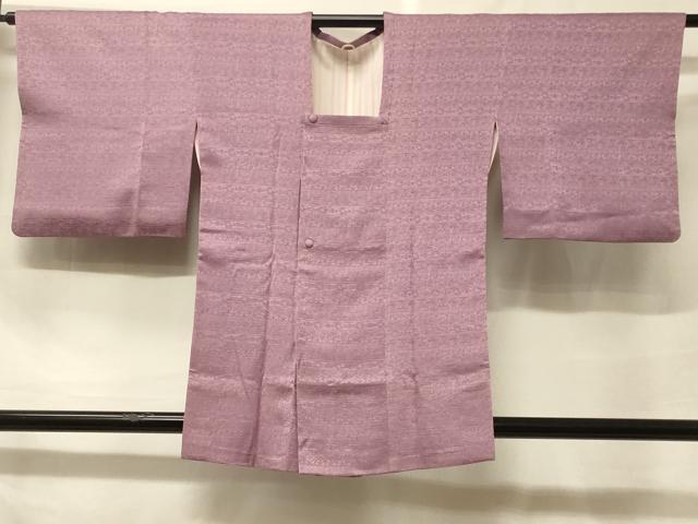 ■■■　サイズ　■■■ 身丈 83.5cm（肩から） 裄丈 65cm 袖丈 44cm　縫込み 4.5cm 袖幅 33cm 前幅 18.5cm 後幅 28.5cm 裄 お袖側 約1.5cm　身頃側 約2cm ■■■　商品詳細　■■■ 【正絹】 状態は接写画像のように下前に薄い汚れがございますが その他特に目立ったシミ汚れなどもなく大変良い状態です。 大変上質な逸品になります。 お安く出品致しますので、是非この機会にいかがでしょうか？ ■■■　注意事項　■■■ ■モニター発色の具合により色合いが異なる場合がございます。 ■寸法は多少の誤差が生じる場合がございますのでご了承ください。 ■縫込みの長さが左右非対称の場合は短い部分を記載しております。 左右非対称であってもご返品・お値引き等の保証は出来かねますので、ご了承の上ご購入をお願い致します。 ■シミ等のチェックには注意を払っておりますが、見落としがある場合もございますし、個人の見解も様々ですので神経質な方のご購入はお控えください。 ■箪笥に入っておりました着物や帯なので畳みシワや匂いがあるものもございます。 ■お休みは基本的に土日祝となりますが、その他臨時でお休みする場合がございますのでご了承ください。 ■商品の発送は平日のみの発送となります。 ■夜間と土曜、日曜日はお問い合わせの回答が遅れる場合がございます。 ■当店では、お直し、紋入れ、お手入れ等は承っておりません。 ■生地の状態（ヤケ、経年劣化等）によってはサイズ直しが出来ない場合がございます。 その点もどうかご了承のうえ、ご購入をお願いいたします。 ■弊社で取り扱う商品は一点ものにつき、時期や在庫状況に応じて金額が変更となる場合がございます。 ■検針は行っておりません。予めご了承いただきますようお願いいたします。 ■【洗える着物】と記載のある商品におきましては、商品お届け後に洗濯を行ってしまってからのご返品にはご対応しかねます。 念の為、専門店でのお手入れをお願いいたします。 ■着物のサイズ目安は下記を参考ください↓ ＜女性着物＞　お端折り次第で＋5cm　−1cmが着用可能サイズ 　例）身丈170cmの場合、身長160cm〜175cm ＜男性着物＞　身丈＋約25cm〜27cm程が適応身長 　例）身丈155cmの場合、身長180〜182cm