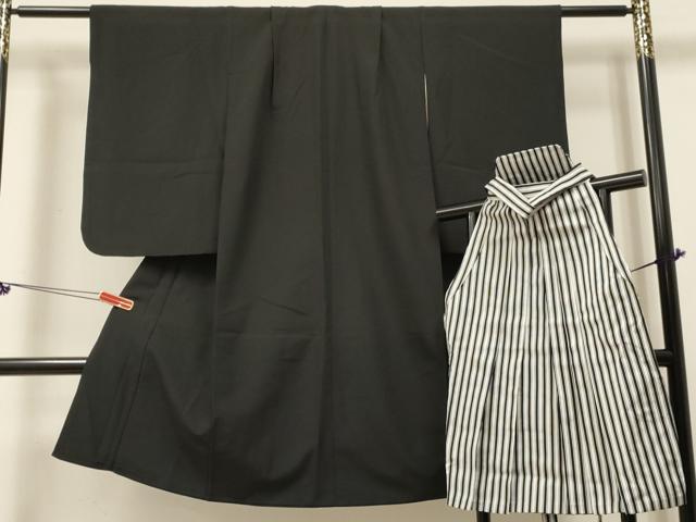 ■■■　サイズ　■■■ 【祝着】 身丈 108cm（肩から） 裄丈 51.5cm（肩上げ　2cm） 袖丈 57cm　縫込み 2.5cm 袖幅 30.5cm 前幅 19.5cm 後幅 25.5cm 着物縫いこみ 内揚げ 0cm （腰上げ　0cm） 裄 お袖側 約1cm　身頃側 約1.5cm 【袴】 紐下　約　57.5cm ■■■　商品詳細　■■■ 着物【化繊】の 状態は特に目立ったシミ汚れなどもなく大変良い状態です。 袴【化繊】の 状態は接写画像のように後襞に薄い汚れがございますが その他特に目立ったシミ汚れなどもなく大変良い状態です。 お安く出品致しますので、是非この機会にいかがでしょうか？ ※ご自身で洗濯された場合の保証はできかねます。専門店にご相談ください。 ■■■　注意事項　■■■ ■モニター発色の具合により色合いが異なる場合がございます。 ■寸法は多少の誤差が生じる場合がございますのでご了承ください。 ■縫込みの長さが左右非対称の場合は短い部分を記載しております。 左右非対称であってもご返品・お値引き等の保証は出来かねますので、ご了承の上ご購入をお願い致します。 ■シミ等のチェックには注意を払っておりますが、見落としがある場合もございますし、個人の見解も様々ですので神経質な方のご購入はお控えください。 ■箪笥に入っておりました着物や帯なので畳みシワや匂いがあるものもございます。 ■お休みは基本的に土日祝となりますが、その他臨時でお休みする場合がございますのでご了承ください。 ■商品の発送は平日のみの発送となります。 ■夜間と土曜、日曜日はお問い合わせの回答が遅れる場合がございます。 ■当店では、お直し、紋入れ、お手入れ等は承っておりません。 ■生地の状態（ヤケ、経年劣化等）によってはサイズ直しが出来ない場合がございます。 その点もどうかご了承のうえ、ご購入をお願いいたします。 ■弊社で取り扱う商品は一点ものにつき、時期や在庫状況に応じて金額が変更となる場合がございます。 ■検針は行っておりません。予めご了承いただきますようお願いいたします。 ■【洗える着物】と記載のある商品におきましては、商品お届け後に洗濯を行ってしまってからのご返品にはご対応しかねます。 念の為、専門店でのお手入れをお願いいたします。 ■写真に写っている物が全てになります。それ以外の付属品はございませんのでご了承ください。 ■状態に関する写真につきましては、掲載可能な写真枚数に限りがあるため、各箇所につき1枚参考画像を掲載しております。 ■着物のサイズ目安は下記を参考ください↓ ＜女性着物＞　お端折り次第で＋5cm　－1cmが着用可能サイズ 　例）身丈170cmの場合、身長160cm～175cm ＜男性着物＞　身丈＋約25cm～27cm程が適応身長 　例）身丈155cmの場合、身長180～182cm