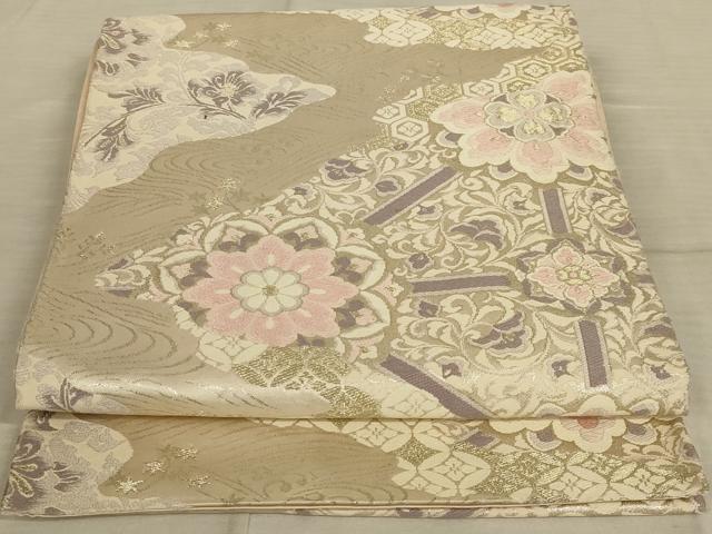 ■■■　サイズ　■■■ 長さ 430cm 幅 30.5cm程 ■■■　商品詳細　■■■ 【正絹・芯なし】 詳細に関しましては、画像をご確認ください。 大変上質な逸品になります。 お安く出品致しますので、是非この機会にいかがでしょうか？ ■■■　注意事項　■■■ ■モニター発色の具合により色合いが異なる場合がございます。 ■寸法は多少の誤差が生じる場合がございますのでご了承ください。 ■縫込みの長さが左右非対称の場合は短い部分を記載しております。 左右非対称であってもご返品・お値引き等の保証は出来かねますので、ご了承の上ご購入をお願い致します。 ■シミ等のチェックには注意を払っておりますが、見落としがある場合もございますし、個人の見解も様々ですので神経質な方のご購入はお控えください。 ■箪笥に入っておりました着物や帯なので畳みシワや匂いがあるものもございます。 ■お休みは基本的に土日祝となりますが、その他臨時でお休みする場合がございますのでご了承ください。 ■商品の発送は平日のみの発送となります。 ■夜間と土曜、日曜日はお問い合わせの回答が遅れる場合がございます。 ■当店では、お直し、紋入れ、お手入れ等は承っておりません。 ■生地の状態（ヤケ、経年劣化等）によってはサイズ直しが出来ない場合がございます。 その点もどうかご了承のうえ、ご購入をお願いいたします。 ■弊社で取り扱う商品は一点ものにつき、時期や在庫状況に応じて金額が変更となる場合がございます。 ■検針は行っておりません。予めご了承いただきますようお願いいたします。 ■【洗える着物】と記載のある商品におきましては、商品お届け後に洗濯を行ってしまってからのご返品にはご対応しかねます。 念の為、専門店でのお手入れをお願いいたします。 ■着物のサイズ目安は下記を参考ください↓ ＜女性着物＞　お端折り次第で＋5cm　−1cmが着用可能サイズ 　例）身丈170cmの場合、身長160cm〜175cm ＜男性着物＞　身丈＋約25cm〜27cm程が適応身長 　例）身丈155cmの場合、身長180〜182cm