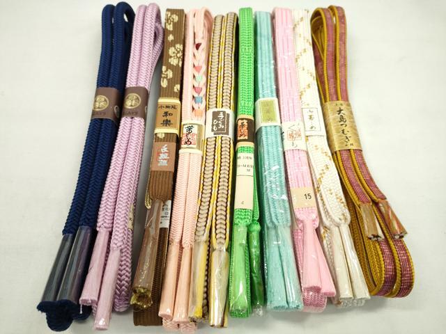 ■■■　商品詳細　■■■ 【未使用】 ※こちらのお品はまとめての出品となりますので、 サイズの詳細は記載しておりません。 ご理解の上でのご入札をお願い致します。 大変上質な逸品になります。 お安く出品致しますので、是非この機会にいかがでしょうか？ ■■■　注意事項　■■■ ■モニター発色の具合により色合いが異なる場合がございます。 ■寸法は多少の誤差が生じる場合がございますのでご了承ください。 ■縫込みの長さが左右非対称の場合は短い部分を記載しております。 左右非対称であってもご返品・お値引き等の保証は出来かねますので、ご了承の上ご購入をお願い致します。 ■シミ等のチェックには注意を払っておりますが、見落としがある場合もございますし、個人の見解も様々ですので神経質な方のご購入はお控えください。 ■箪笥に入っておりました着物や帯なので畳みシワや匂いがあるものもございます。 ■お休みは基本的に土日祝となりますが、その他臨時でお休みする場合がございますのでご了承ください。 ■商品の発送は平日のみの発送となります。 ■夜間と土曜、日曜日はお問い合わせの回答が遅れる場合がございます。 ■当店では、お直し、紋入れ、お手入れ等は承っておりません。 ■生地の状態（ヤケ、経年劣化等）によってはサイズ直しが出来ない場合がございます。 その点もどうかご了承のうえ、ご購入をお願いいたします。 ■弊社で取り扱う商品は一点ものにつき、時期や在庫状況に応じて金額が変更となる場合がございます。 ■検針は行っておりません。予めご了承いただきますようお願いいたします。 ■【洗える着物】と記載のある商品におきましては、商品お届け後に洗濯を行ってしまってからのご返品にはご対応しかねます。 念の為、専門店でのお手入れをお願いいたします。 ■着物のサイズ目安は下記を参考ください↓ ＜女性着物＞　お端折り次第で＋5cm　−1cmが着用可能サイズ 　例）身丈170cmの場合、身長160cm〜175cm ＜男性着物＞　身丈＋約25cm〜27cm程が適応身長 　例）身丈155cmの場合、身長180〜182cm