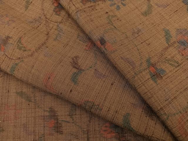 ■■■　サイズ　■■■ 身丈 155.5cm（肩から） 裄丈 63cm 袖丈 47.5cm　縫込み 4cm 袖幅 33cm 前幅 23cm 後幅 28cm 着物縫いこみ 内揚げ 7cm 裄 お袖側 約3cm　身頃側 約3cm ■■■　商品詳細　■■■ 【正絹】 状態は接写画像のように衿裏に薄い汚れがございますが その他表地は特に目立ったシミ汚れなどもなく大変良い状態です。 大変上質な逸品になります。 お安く出品致しますので、是非この機会にいかがでしょうか？ ■■■　注意事項　■■■ ■モニター発色の具合により色合いが異なる場合がございます。 ■寸法は多少の誤差が生じる場合がございますのでご了承ください。 ■縫込みの長さが左右非対称の場合は短い部分を記載しております。 左右非対称であってもご返品・お値引き等の保証は出来かねますので、ご了承の上ご購入をお願い致します。 ■シミ等のチェックには注意を払っておりますが、見落としがある場合もございますし、個人の見解も様々ですので神経質な方のご購入はお控えください。 ■箪笥に入っておりました着物や帯なので畳みシワや匂いがあるものもございます。 ■お休みは基本的に土日祝となりますが、その他臨時でお休みする場合がございますのでご了承ください。 ■商品の発送は平日のみの発送となります。 ■夜間と土曜、日曜日はお問い合わせの回答が遅れる場合がございます。 ■当店では、お直し、紋入れ、お手入れ等は承っておりません。 ■生地の状態（ヤケ、経年劣化等）によってはサイズ直しが出来ない場合がございます。 その点もどうかご了承のうえ、ご購入をお願いいたします。 ■弊社で取り扱う商品は一点ものにつき、時期や在庫状況に応じて金額が変更となる場合がございます。 ■検針は行っておりません。予めご了承いただきますようお願いいたします。 ■【洗える着物】と記載のある商品におきましては、商品お届け後に洗濯を行ってしまってからのご返品にはご対応しかねます。 念の為、専門店でのお手入れをお願いいたします。 ■着物のサイズ目安は下記を参考ください↓ ＜女性着物＞　お端折り次第で＋5?　−10?が着用可能サイズ 　例）身丈170?の場合、身長160?〜175? ＜男性着物＞　身丈＋約25?〜27?程が適応身長 　例）身丈155?の場合、身長180〜182?