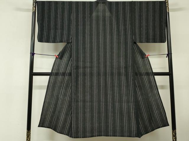 ■■■　サイズ　■■■ 身丈 139cm（肩から） 裄丈 68.5cm 袖丈 46cm　縫込み 2.5cm 袖幅 36.5cm 前幅 25cm 後幅 32.5cm 着物縫いこみ 内揚げ 0cm 裄 お袖側 約1cm　身頃側 約0cm ■■■　商品詳細　■■■ 【綿35％・ポリエステル68％】 状態は特に目立ったシミ汚れなどもなく大変良い状態です。 大変上質な逸品になります。 お安く出品致しますので、是非この機会にいかがでしょうか？ ■■■　注意事項　■■■ ■モニター発色の具合により色合いが異なる場合がございます。 ■寸法は多少の誤差が生じる場合がございますのでご了承ください。 ■縫込みの長さが左右非対称の場合は短い部分を記載しております。 左右非対称であってもご返品・お値引き等の保証は出来かねますので、ご了承の上ご購入をお願い致します。 ■シミ等のチェックには注意を払っておりますが、見落としがある場合もございますし、個人の見解も様々ですので神経質な方のご購入はお控えください。 ■箪笥に入っておりました着物や帯なので畳みシワや匂いがあるものもございます。 ■お休みは基本的に土日祝となりますが、その他臨時でお休みする場合がございますのでご了承ください。 ■商品の発送は平日のみの発送となります。 ■夜間と土曜、日曜日はお問い合わせの回答が遅れる場合がございます。 ■当店では、お直し、紋入れ、お手入れ等は承っておりません。 ■生地の状態（ヤケ、経年劣化等）によってはサイズ直しが出来ない場合がございます。 その点もどうかご了承のうえ、ご購入をお願いいたします。 ■弊社で取り扱う商品は一点ものにつき、時期や在庫状況に応じて金額が変更となる場合がございます。 ■検針は行っておりません。予めご了承いただきますようお願いいたします。 ■【洗える着物】と記載のある商品におきましては、商品お届け後に洗濯を行ってしまってからのご返品にはご対応しかねます。 念の為、専門店でのお手入れをお願いいたします。 ■写真に写っている物が全てになります。それ以外の付属品はございませんのでご了承ください。 ■状態に関する写真につきましては、掲載可能な写真枚数に限りがあるため、各箇所につき1枚参考画像を掲載しております。 ■着物のサイズ目安は下記を参考ください↓ ＜女性着物＞　お端折り次第で＋5cm　−1cmが着用可能サイズ 　例）身丈170cmの場合、身長160cm〜175cm ＜男性着物＞　身丈＋約25cm〜27cm程が適応身長 　例）身丈155cmの場合、身長180〜182cm