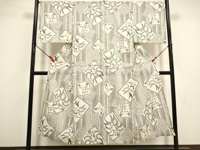 ■■■　サイズ　■■■ 身丈 146.5cm（肩から） 裄丈 66.5cm 袖丈 48cm　縫込み 1.5cm 袖幅 34cm 前幅 25cm 後幅 31cm 着物縫いこみ 内揚げ 0cm 裄 お袖側 約1.5cm　身頃側 約2cm ■■■　商品詳細　■■■ 【綿麻】 状態は特に目立ったシミ汚れなどもなく大変良い状態です。 大変上質な逸品になります。 お安く出品致しますので、是非この機会にいかがでしょうか？ ■■■　注意事項　■■■ ■モニター発色の具合により色合いが異なる場合がございます。 ■寸法は多少の誤差が生じる場合がございますのでご了承ください。 ■縫込みの長さが左右非対称の場合は短い部分を記載しております。 左右非対称であってもご返品・お値引き等の保証は出来かねますので、ご了承の上ご購入をお願い致します。 ■シミ等のチェックには注意を払っておりますが、見落としがある場合もございますし、個人の見解も様々ですので神経質な方のご購入はお控えください。 ■箪笥に入っておりました着物や帯なので畳みシワや匂いがあるものもございます。 ■お休みは基本的に土日祝となりますが、その他臨時でお休みする場合がございますのでご了承ください。 ■商品の発送は平日のみの発送となります。 ■夜間と土曜、日曜日はお問い合わせの回答が遅れる場合がございます。 ■当店では、お直し、紋入れ、お手入れ等は承っておりません。 ■生地の状態（ヤケ、経年劣化等）によってはサイズ直しが出来ない場合がございます。 その点もどうかご了承のうえ、ご購入をお願いいたします。 ■弊社で取り扱う商品は一点ものにつき、時期や在庫状況に応じて金額が変更となる場合がございます。 ■検針は行っておりません。予めご了承いただきますようお願いいたします。 ■【洗える着物】と記載のある商品におきましては、商品お届け後に洗濯を行ってしまってからのご返品にはご対応しかねます。 念の為、専門店でのお手入れをお願いいたします。 ■写真に写っている物が全てになります。それ以外の付属品はございませんのでご了承ください。 ■状態に関する写真につきましては、掲載可能な写真枚数に限りがあるため、各箇所につき1枚参考画像を掲載しております。 ■着物のサイズ目安は下記を参考ください↓ ＜女性着物＞　お端折り次第で＋5cm　−1cmが着用可能サイズ 　例）身丈170cmの場合、身長160cm〜175cm ＜男性着物＞　身丈＋約25cm〜27cm程が適応身長 　例）身丈155cmの場合、身長180〜182cm