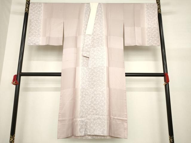 ■■■　サイズ　■■■ 身丈 135cm（肩から） 裄丈 71cm 袖丈 49cm　縫込み 5.5cm 袖幅 36cm 前幅 29.5cm 後幅 33cm 着物縫いこみ 内揚げ 4cm 裄 お袖側 約1cm　身頃側 約1cm ■■■　商品詳細　■■■ 【正絹】 状態は接写画像のように居敷当てに薄い汚れがございますが その他特に目立ったシミ汚れなどもなく大変良い状態です。 大変上質な逸品になります。 お安く出品致しますので、是非この機会にいかがでしょうか？ ■■■　注意事項　■■■ ■モニター発色の具合により色合いが異なる場合がございます。 ■寸法は多少の誤差が生じる場合がございますのでご了承ください。 ■シミ等のチェックには注意を払っておりますが、見落としがある場合もございますし、個人の見解も様々ですので神経質な方のご購入はお控えください。 ■箪笥に入っておりました着物や帯なので畳みシワや匂いがあるものもございます。 ■お休みは基本的に土日祝となりますが、その他臨時でお休みする場合がございますのでご了承ください。 ■商品の発送は平日のみの発送となります。 ■夜間と土曜、日曜日はお問い合わせの回答が遅れる場合がございます。 ■当店では、お直し、紋入れ、お手入れ等は承っておりません。 ■生地の状態（ヤケ、経年劣化等）によってはサイズ直しが出来ない場合がございます。 その点もどうかご了承のうえ、ご購入をお願いいたします。 ■着物のサイズ目安は下記を参考ください↓ ＜女性着物＞　身長-10cm+5cmが着用可能サイズ(お端折り次第) 　例）身長160cmの方→着物身丈150cm〜165cm ＜男性着物＞　身長-27cm ±5cmが着用可能サイズ 　例）身長170cmの方→着物身丈138cm〜148cm