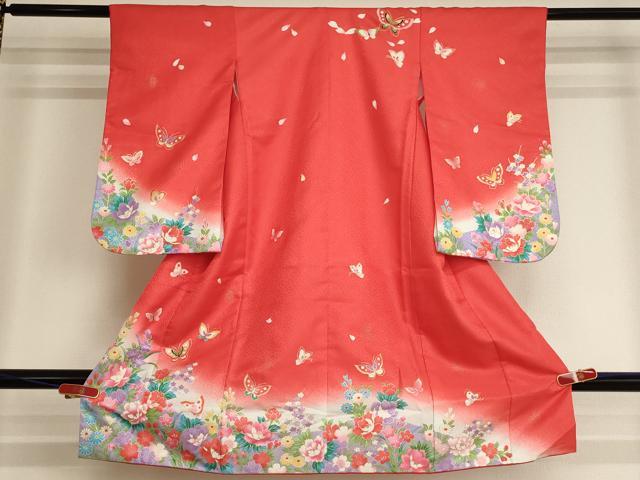 ■■■　サイズ　■■■ 【祝着】 身丈 99cm（肩から） 裄丈 44.5cm（肩上げ　0cm） 袖丈 55.5cm　縫込み 3cm 袖幅 25cm 前幅 14.5cm 後幅 19.5cm 着物縫いこみ 内揚げ 0cm （腰上げ　0cm） 裄 お袖側 約6cm　身頃側 約1cm ■■■　商品詳細　■■■ 着物【化繊】の状態は接写画像のように後身頃に薄い汚れがございますが その他特に目立ったシミ汚れなどもなく大変良い状態です。 お安く出品致しますので、是非この機会にいかがでしょうか？ ■■■　注意事項　■■■ ■モニター発色の具合により色合いが異なる場合がございます。 ■寸法は多少の誤差が生じる場合がございますのでご了承ください。 ■縫込みの長さが左右非対称の場合は短い部分を記載しております。 左右非対称であってもご返品・お値引き等の保証は出来かねますので、ご了承の上ご購入をお願い致します。 ■シミ等のチェックには注意を払っておりますが、見落としがある場合もございますし、個人の見解も様々ですので神経質な方のご購入はお控えください。 ■箪笥に入っておりました着物や帯なので畳みシワや匂いがあるものもございます。 ■お休みは基本的に土日祝となりますが、その他臨時でお休みする場合がございますのでご了承ください。 ■商品の発送は平日のみの発送となります。 ■夜間と土曜、日曜日はお問い合わせの回答が遅れる場合がございます。 ■当店では、お直し、紋入れ、お手入れ等は承っておりません。 ■生地の状態（ヤケ、経年劣化等）によってはサイズ直しが出来ない場合がございます。 その点もどうかご了承のうえ、ご購入をお願いいたします。 ■弊社で取り扱う商品は一点ものにつき、時期や在庫状況に応じて金額が変更となる場合がございます。 ■検針は行っておりません。予めご了承いただきますようお願いいたします。 ■【洗える着物】と記載のある商品におきましては、商品お届け後に洗濯を行ってしまってからのご返品にはご対応しかねます。 念の為、専門店でのお手入れをお願いいたします。 ■写真に写っている物が全てになります。それ以外の付属品はございませんのでご了承ください。 ■状態に関する写真につきましては、掲載可能な写真枚数に限りがあるため、各箇所につき1枚参考画像を掲載しております。 ■着物のサイズ目安は下記を参考ください↓ ＜女性着物＞　お端折り次第で＋5cm　－1cmが着用可能サイズ 　例）身丈170cmの場合、身長160cm～175cm ＜男性着物＞　身丈＋約25cm～27cm程が適応身長 　例）身丈155cmの場合、身長180～182cm