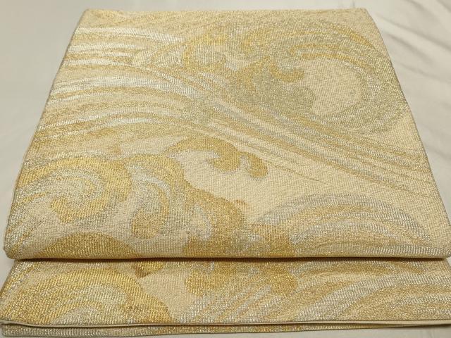 ■■■　サイズ　■■■ 長さ 430cm 幅 30.5cm程 ■■■　商品詳細　■■■ 【正絹・芯なし】 詳細に関しましては、画像をご確認ください。 大変上質な逸品になります。 お安く出品致しますので、是非この機会にいかがでしょうか？ ■■■　注意事項　■■■ ■モニター発色の具合により色合いが異なる場合がございます。 ■寸法は多少の誤差が生じる場合がございますのでご了承ください。 ■縫込みの長さが左右非対称の場合は短い部分を記載しております。 左右非対称であってもご返品・お値引き等の保証は出来かねますので、ご了承の上ご購入をお願い致します。 ■シミ等のチェックには注意を払っておりますが、見落としがある場合もございますし、個人の見解も様々ですので神経質な方のご購入はお控えください。 ■箪笥に入っておりました着物や帯なので畳みシワや匂いがあるものもございます。 ■お休みは基本的に土日祝となりますが、その他臨時でお休みする場合がございますのでご了承ください。 ■商品の発送は平日のみの発送となります。 ■夜間と土曜、日曜日はお問い合わせの回答が遅れる場合がございます。 ■当店では、お直し、紋入れ、お手入れ等は承っておりません。 ■生地の状態（ヤケ、経年劣化等）によってはサイズ直しが出来ない場合がございます。 その点もどうかご了承のうえ、ご購入をお願いいたします。 ■弊社で取り扱う商品は一点ものにつき、時期や在庫状況に応じて金額が変更となる場合がございます。 ■検針は行っておりません。予めご了承いただきますようお願いいたします。 ■【洗える着物】と記載のある商品におきましては、商品お届け後に洗濯を行ってしまってからのご返品にはご対応しかねます。 念の為、専門店でのお手入れをお願いいたします。 ■着物のサイズ目安は下記を参考ください↓ ＜女性着物＞　お端折り次第で＋5cm　−1cmが着用可能サイズ 　例）身丈170cmの場合、身長160cm〜175cm ＜男性着物＞　身丈＋約25cm〜27cm程が適応身長 　例）身丈155cmの場合、身長180〜182cm