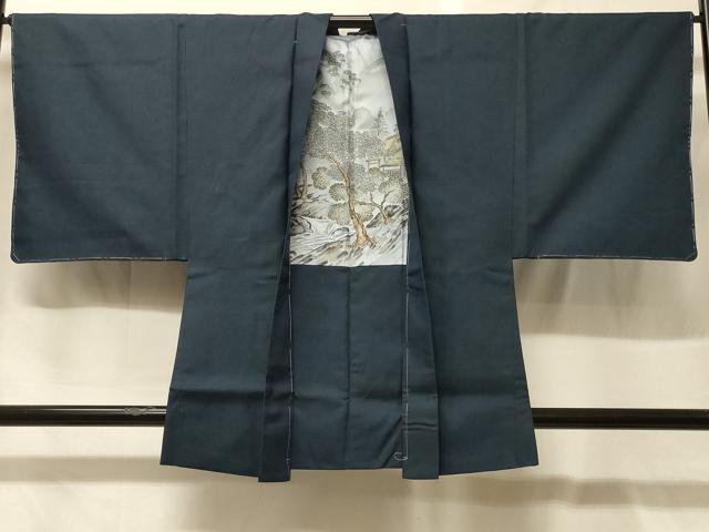 ■■■　サイズ　■■■ 身丈 85cm（肩から） 裄丈 66cm 袖丈 48.5cm　縫込み 5.5cm 袖幅 33.5cm 前幅 19cm 後幅 29.5cm 裄 お袖側 約1cm　身頃側 約1cm ■■■　商品詳細　■■■ 【正絹・未使用】 状態は特に目立ったシミ汚れなどもなく大変良い状態です。 大変上質な逸品になります。 お安く出品致しますので、是非この機会にいかがでしょうか？ ■■■　注意事項　■■■ ■モニター発色の具合により色合いが異なる場合がございます。 ■寸法は多少の誤差が生じる場合がございますのでご了承ください。 ■縫込みの長さが左右非対称の場合は短い部分を記載しております。 左右非対称であってもご返品・お値引き等の保証は出来かねますので、ご了承の上ご購入をお願い致します。 ■シミ等のチェックには注意を払っておりますが、見落としがある場合もございますし、個人の見解も様々ですので神経質な方のご購入はお控えください。 ■箪笥に入っておりました着物や帯なので畳みシワや匂いがあるものもございます。 ■お休みは基本的に土日祝となりますが、その他臨時でお休みする場合がございますのでご了承ください。 ■商品の発送は平日のみの発送となります。 ■夜間と土曜、日曜日はお問い合わせの回答が遅れる場合がございます。 ■当店では、お直し、紋入れ、お手入れ等は承っておりません。 ■生地の状態（ヤケ、経年劣化等）によってはサイズ直しが出来ない場合がございます。 その点もどうかご了承のうえ、ご購入をお願いいたします。 ■弊社で取り扱う商品は一点ものにつき、時期や在庫状況に応じて金額が変更となる場合がございます。 ■検針は行っておりません。予めご了承いただきますようお願いいたします。 ■【洗える着物】と記載のある商品におきましては、商品お届け後に洗濯を行ってしまってからのご返品にはご対応しかねます。 念の為、専門店でのお手入れをお願いいたします。 ■写真に写っている物が全てになります。それ以外の付属品はございませんのでご了承ください。 ■状態に関する写真につきましては、掲載可能な写真枚数に限りがあるため、各箇所につき1枚参考画像を掲載しております。 ■着物のサイズ目安は下記を参考ください↓ ＜女性着物＞　お端折り次第で＋5cm　－1cmが着用可能サイズ 　例）身丈170cmの場合、身長160cm～175cm ＜男性着物＞　身丈＋約25cm～27cm程が適応身長 　例）身丈155cmの場合、身長180～182cm