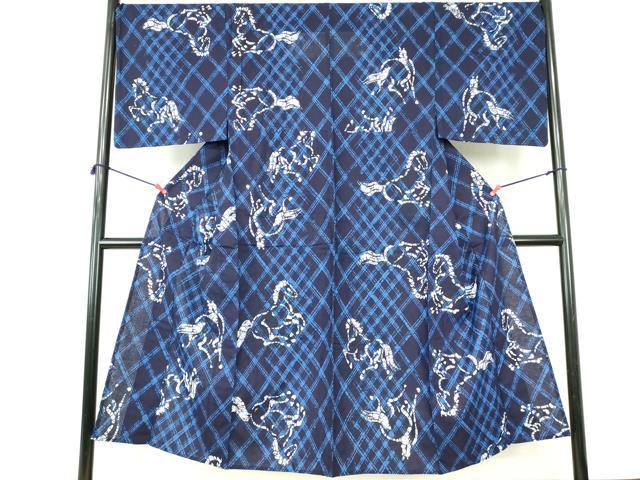 ■■■　サイズ　■■■ 身丈 144.5cm（肩から） 裄丈 69cm 袖丈 49cm　縫込み 4.5cm 袖幅 35cm 前幅 25.5cm 後幅 33cm 着物縫いこみ 内揚げ 4.5cm 裄 お袖側 約1.5cm　身頃側 約2cm ■■■　商品詳細　■■■ 【綿】 状態は接写画像のように左袖前に薄い汚れがございますが その他特に目立ったシミ汚れなどもなく大変良い状態です。 大変上質な逸品になります。 お安く出品致しますので、是非この機会にいかがでしょうか？ ■■■　注意事項　■■■ ■モニター発色の具合により色合いが異なる場合がございます。 ■寸法は多少の誤差が生じる場合がございますのでご了承ください。 ■縫込みの長さが左右非対称の場合は短い部分を記載しております。 左右非対称であってもご返品・お値引き等の保証は出来かねますので、ご了承の上ご購入をお願い致します。 ■シミ等のチェックには注意を払っておりますが、見落としがある場合もございますし、個人の見解も様々ですので神経質な方のご購入はお控えください。 ■箪笥に入っておりました着物や帯なので畳みシワや匂いがあるものもございます。 ■お休みは基本的に土日祝となりますが、その他臨時でお休みする場合がございますのでご了承ください。 ■商品の発送は平日のみの発送となります。 ■夜間と土曜、日曜日はお問い合わせの回答が遅れる場合がございます。 ■当店では、お直し、紋入れ、お手入れ等は承っておりません。 ■生地の状態（ヤケ、経年劣化等）によってはサイズ直しが出来ない場合がございます。 その点もどうかご了承のうえ、ご購入をお願いいたします。 ■弊社で取り扱う商品は一点ものにつき、時期や在庫状況に応じて金額が変更となる場合がございます。 ■検針は行っておりません。予めご了承いただきますようお願いいたします。 ■【洗える着物】と記載のある商品におきましては、商品お届け後に洗濯を行ってしまってからのご返品にはご対応しかねます。 念の為、専門店でのお手入れをお願いいたします。 ■写真に写っている物が全てになります。それ以外の付属品はございませんのでご了承ください。 ■状態に関する写真につきましては、掲載可能な写真枚数に限りがあるため、各箇所につき1枚参考画像を掲載しております。 ■着物のサイズ目安は下記を参考ください↓ ＜女性着物＞　お端折り次第で＋5cm　−1cmが着用可能サイズ 　例）身丈170cmの場合、身長160cm〜175cm ＜男性着物＞　身丈＋約25cm〜27cm程が適応身長 　例）身丈155cmの場合、身長180〜182cm