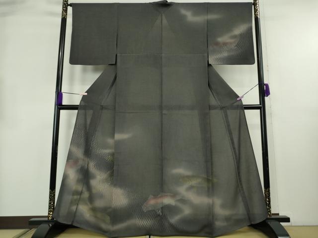 ■■■　サイズ　■■■ 身丈 160cm（肩から） 裄丈 66cm 袖丈 47.5cm　 縫込み 5.5cm 袖幅 33.5cm 前幅 28cm 後幅 33cm 着物縫いこみ 内揚げ 6.5cm 裄 お袖側 約 1.5cm　身頃側 約 1.5cm ■■■　商品詳細　■■■ 【正絹・未使用】 状態は特に目立ったシミ汚れなどもなく大変良い状態です。 大変上質な極上の逸品になります。 お安く出品致しますので、是非この機会にいかがでしょうか？ ■■■　注意事項　■■■ ■モニター発色の具合により色合いが異なる場合がございます。 ■寸法は多少の誤差が生じる場合がございますのでご了承ください。 ■縫込みの長さが左右非対称の場合は短い部分を記載しております。 左右非対称であってもご返品・お値引き等の保証は出来かねますので、ご了承の上ご購入をお願い致します。 ■シミ等のチェックには注意を払っておりますが、見落としがある場合もございますし、個人の見解も様々ですので神経質な方のご購入はお控えください。 ■箪笥に入っておりました着物や帯なので畳みシワや匂いがあるものもございます。 ■お休みは基本的に土日祝となりますが、その他臨時でお休みする場合がございますのでご了承ください。 ■商品の発送は平日のみの発送となります。 ■夜間と土曜、日曜日はお問い合わせの回答が遅れる場合がございます。 ■当店では、お直し、紋入れ、お手入れ等は承っておりません。 ■生地の状態（ヤケ、経年劣化等）によってはサイズ直しが出来ない場合がございます。 その点もどうかご了承のうえ、ご購入をお願いいたします。 ■弊社で取り扱う商品は一点ものにつき、時期や在庫状況に応じて金額が変更となる場合がございます。 ■検針は行っておりません。予めご了承いただきますようお願いいたします。 ■【洗える着物】と記載のある商品におきましては、商品お届け後に洗濯を行ってしまってからのご返品にはご対応しかねます。 念の為、専門店でのお手入れをお願いいたします。 ■写真に写っている物が全てになります。 それ以外の付属品はございませんのでご了承ください。 ■状態に関する写真につきましては、掲載可能な写真枚数に限りがあるため、 各箇所につき1枚参考画像を掲載しております。 ■着物のサイズ目安は下記を参考ください↓ ＜女性着物＞　お端折り次第で＋5cm　−10cmが着用可能サイズ 　例）身丈170cmの場合、身長160cm〜175cm ＜男性着物＞　身丈＋約25cm〜27cm程が適応身長 　例）身丈155cmの場合、身長180cm〜182cm