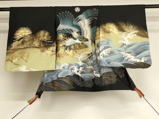 ■■■　サイズ　■■■ 【羽織】 身丈 60cm（肩から） 裄丈 44cm（肩上げ　4.5cm） 袖丈 46cm　縫込み 9cm 袖幅 30cm 前幅 16.5cm 後幅 23.5cm （腰上げ　0cm） 裄 お袖側 約1cm　身頃側 約3.5cm ■■■　商品詳細　■■■ 羽織【化繊・一つ紋】の状態は接写画像のように下前・衿に汚れがございますが その他特に目立ったシミ汚れなどもなく大変良い状態です。 お安く出品致しますので、是非この機会にいかがでしょうか？ ■■■　注意事項　■■■ ■モニター発色の具合により色合いが異なる場合がございます。 ■寸法は多少の誤差が生じる場合がございますのでご了承ください。 ■縫込みの長さが左右非対称の場合は短い部分を記載しております。 左右非対称であってもご返品・お値引き等の保証は出来かねますので、ご了承の上ご購入をお願い致します。 ■シミ等のチェックには注意を払っておりますが、見落としがある場合もございますし、個人の見解も様々ですので神経質な方のご購入はお控えください。 ■箪笥に入っておりました着物や帯なので畳みシワや匂いがあるものもございます。 ■お休みは基本的に土日祝となりますが、その他臨時でお休みする場合がございますのでご了承ください。 ■商品の発送は平日のみの発送となります。 ■夜間と土曜、日曜日はお問い合わせの回答が遅れる場合がございます。 ■当店では、お直し、紋入れ、お手入れ等は承っておりません。 ■生地の状態（ヤケ、経年劣化等）によってはサイズ直しが出来ない場合がございます。 その点もどうかご了承のうえ、ご購入をお願いいたします。 ■弊社で取り扱う商品は一点ものにつき、時期や在庫状況に応じて金額が変更となる場合がございます。 ■検針は行っておりません。予めご了承いただきますようお願いいたします。 ■【洗える着物】と記載のある商品におきましては、商品お届け後に洗濯を行ってしまってからのご返品にはご対応しかねます。 念の為、専門店でのお手入れをお願いいたします。 ■着物のサイズ目安は下記を参考ください↓ ＜女性着物＞　お端折り次第で＋5cm　−1cmが着用可能サイズ 　例）身丈170cmの場合、身長160cm〜175cm ＜男性着物＞　身丈＋約25cm〜27cm程が適応身長 　例）身丈155cmの場合、身長180〜182cm