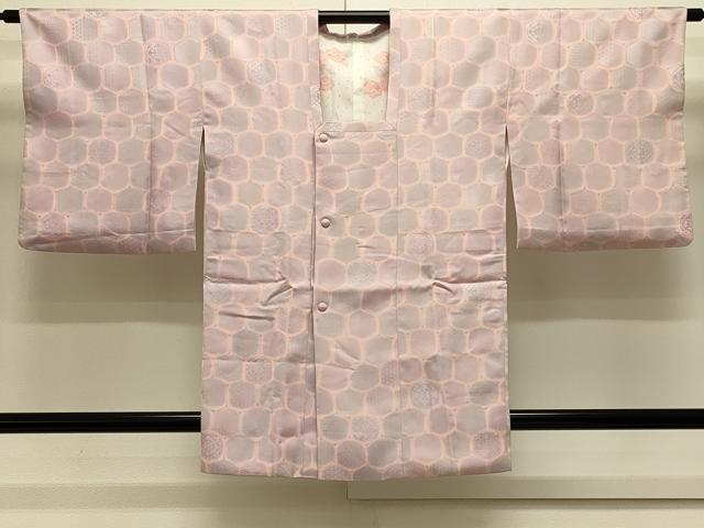 ■■■　サイズ　■■■ 身丈 86.5cm（肩から） 裄丈 64cm 袖丈 46cm　縫込み 4cm 袖幅 33cm 前幅 19cm 後幅 29.5cm 裄 お袖側 約1cm　身頃側 約3.5cm ■■■　商品詳細　■■■ 【正絹】 状態は特に目立ったシミ汚れなどもなく大変良い状態です。 大変上質な逸品になります。 お安く出品致しますので、是非この機会にいかがでしょうか？ ■■■　注意事項　■■■ ■モニター発色の具合により色合いが異なる場合がございます。 ■寸法は多少の誤差が生じる場合がございますのでご了承ください。 ■縫込みの長さが左右非対称の場合は短い部分を記載しております。 左右非対称であってもご返品・お値引き等の保証は出来かねますので、ご了承の上ご購入をお願い致します。 ■シミ等のチェックには注意を払っておりますが、見落としがある場合もございますし、個人の見解も様々ですので神経質な方のご購入はお控えください。 ■箪笥に入っておりました着物や帯なので畳みシワや匂いがあるものもございます。 ■お休みは基本的に土日祝となりますが、その他臨時でお休みする場合がございますのでご了承ください。 ■商品の発送は平日のみの発送となります。 ■夜間と土曜、日曜日はお問い合わせの回答が遅れる場合がございます。 ■当店では、お直し、紋入れ、お手入れ等は承っておりません。 ■生地の状態（ヤケ、経年劣化等）によってはサイズ直しが出来ない場合がございます。 その点もどうかご了承のうえ、ご購入をお願いいたします。 ■弊社で取り扱う商品は一点ものにつき、時期や在庫状況に応じて金額が変更となる場合がございます。 ■検針は行っておりません。予めご了承いただきますようお願いいたします。 ■【洗える着物】と記載のある商品におきましては、商品お届け後に洗濯を行ってしまってからのご返品にはご対応しかねます。 念の為、専門店でのお手入れをお願いいたします。 ■写真に写っている物が全てになります。それ以外の付属品はございませんのでご了承ください。 ■状態に関する写真につきましては、掲載可能な写真枚数に限りがあるため、各箇所につき1枚参考画像を掲載しております。 ■着物のサイズ目安は下記を参考ください↓ ＜女性着物＞　お端折り次第で＋5cm　−1cmが着用可能サイズ 　例）身丈170cmの場合、身長160cm〜175cm ＜男性着物＞　身丈＋約25cm〜27cm程が適応身長 　例）身丈155cmの場合、身長180〜182cm