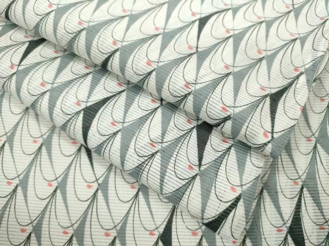 ■■■　サイズ　■■■ 身丈 154cm（肩から） 裄丈 65.5cm 袖丈 48cm　縫込み 2cm 袖幅 32.5cm 前幅 23cm 後幅 29cm 着物縫いこみ 内揚げ 0cm 裄 お袖側 約1.5cm　身頃側 約0.5cm ■■■　商品詳細　■■■ 【化繊】 状態は接写画像のように右袖前・衿裏に薄い汚れがございますが その他特に目立ったシミ汚れなどもなく大変良い状態です。 お安く出品致しますので、是非この機会にいかがでしょうか？※ご自身で洗濯された場合の保証はできかねます。 専門店にご相談ください。 ■■■　注意事項　■■■ ■モニター発色の具合により色合いが異なる場合がございます。 ■寸法は多少の誤差が生じる場合がございますのでご了承ください。 ■縫込みの長さが左右非対称の場合は短い部分を記載しております。 左右非対称であってもご返品・お値引き等の保証は出来かねますので、ご了承の上ご購入をお願い致します。 ■シミ等のチェックには注意を払っておりますが、見落としがある場合もございますし、個人の見解も様々ですので神経質な方のご購入はお控えください。 ■箪笥に入っておりました着物や帯なので畳みシワや匂いがあるものもございます。 ■お休みは基本的に土日祝となりますが、その他臨時でお休みする場合がございますのでご了承ください。 ■商品の発送は平日のみの発送となります。 ■夜間と土曜、日曜日はお問い合わせの回答が遅れる場合がございます。 ■当店では、お直し、紋入れ、お手入れ等は承っておりません。 ■生地の状態（ヤケ、経年劣化等）によってはサイズ直しが出来ない場合がございます。 その点もどうかご了承のうえ、ご購入をお願いいたします。 ■弊社で取り扱う商品は一点ものにつき、時期や在庫状況に応じて金額が変更となる場合がございます。 ■検針は行っておりません。予めご了承いただきますようお願いいたします。 ■【洗える着物】と記載のある商品におきましては、商品お届け後に洗濯を行ってしまってからのご返品にはご対応しかねます。 念の為、専門店でのお手入れをお願いいたします。 ■着物のサイズ目安は下記を参考ください↓ ＜女性着物＞　お端折り次第で＋5cm　−1cmが着用可能サイズ 　例）身丈170cmの場合、身長160cm〜175cm ＜男性着物＞　身丈＋約25cm〜27cm程が適応身長 　例）身丈155cmの場合、身長180〜182cm