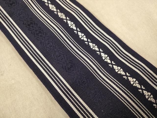 ■■■　サイズ　■■■ 長さ 404cm 幅 8cm程 ■■■　商品詳細　■■■ 【正絹】 詳細に関しましては、画像をご確認ください。 本場筑前博多織は、 福岡県福岡市博多区やその周辺で生産される絹織物です。 仏具のひとつである独鈷、華皿を基にした幾何学模様が織られています。 江戸時代に筑前藩主だった黒田長政が幕府への献上品にしたことから、 博多献上、献上博多とも呼ばれます。 横畝が際立って見える経畝織りという織りになっています。 30〜60本の細い経糸を使うため、こしやはりがあり、 地合が硬く、光沢感があります。 きちんと締まり、くずれにくい、締めやすい帯といわれています。 大変上質な逸品になります。 お安く出品致しますので、是非この機会にいかがでしょうか？ ※汚れ等に関しましては、着用時には見えない部分になるかと思いますのであまり気にならずお召になれるかと思います。 ※両側未かがりですが着用には問題ありません。 ■■■　注意事項　■■■ ■モニター発色の具合により色合いが異なる場合がございます。 ■寸法は多少の誤差が生じる場合がございますのでご了承ください。 ■縫込みの長さが左右非対称の場合は短い部分を記載しております。 左右非対称であってもご返品・お値引き等の保証は出来かねますので、ご了承の上ご購入をお願い致します。 ■シミ等のチェックには注意を払っておりますが、見落としがある場合もございますし、個人の見解も様々ですので神経質な方のご購入はお控えください。 ■箪笥に入っておりました着物や帯なので畳みシワや匂いがあるものもございます。 ■お休みは基本的に土日祝となりますが、その他臨時でお休みする場合がございますのでご了承ください。 ■商品の発送は平日のみの発送となります。 ■夜間と土曜、日曜日はお問い合わせの回答が遅れる場合がございます。 ■当店では、お直し、紋入れ、お手入れ等は承っておりません。 ■生地の状態（ヤケ、経年劣化等）によってはサイズ直しが出来ない場合がございます。 その点もどうかご了承のうえ、ご購入をお願いいたします。 ■弊社で取り扱う商品は一点ものにつき、時期や在庫状況に応じて金額が変更となる場合がございます。 ■検針は行っておりません。予めご了承いただきますようお願いいたします。 ■【洗える着物】と記載のある商品におきましては、商品お届け後に洗濯を行ってしまってからのご返品にはご対応しかねます。 念の為、専門店でのお手入れをお願いいたします。 ■着物のサイズ目安は下記を参考ください↓ ＜女性着物＞　お端折り次第で＋5cm　−1cmが着用可能サイズ 　例）身丈170cmの場合、身長160cm〜175cm ＜男性着物＞　身丈＋約25cm〜27cm程が適応身長 　例）身丈155cmの場合、身長180〜182cm