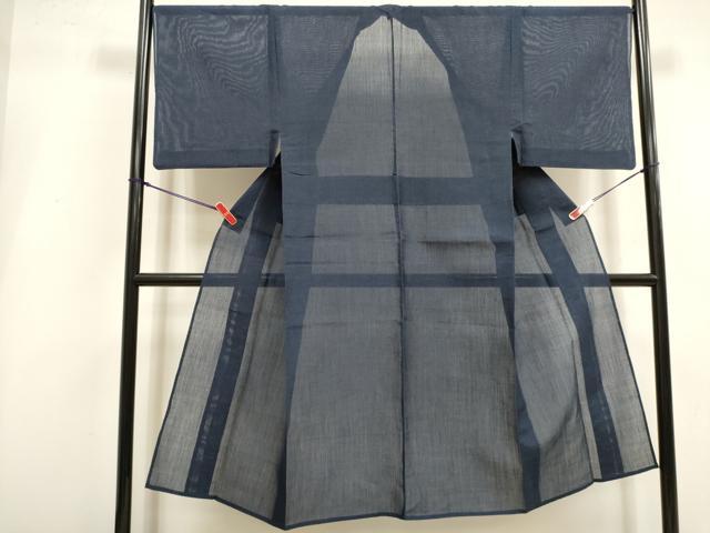 ■■■　サイズ　■■■ 身丈 139cm（肩から） 裄丈 67.5cm 袖丈 49cm　縫込み 5cm 袖幅 34cm 前幅 25cm 後幅 31cm 着物縫いこみ 内揚げ 8cm 裄 お袖側 約1.5cm　身頃側 約1.5cm ■■■　商品詳細　■■■ 【綿】 状態は接写画像のように上前おくみ・後身頃に薄い汚れがございますが その他特に目立ったシミ汚れなどもなく大変良い状態です。 徳島県の伝統的な綿織物で、 国によって伝統的工芸品に指定されている阿波しじら織。 かつて徳島藩では庶民の絹織物の着用が禁じられており、 綿織物をよりお洒落に楽しみたいという人々の思いから生まれた織物です。 経糸の伸縮性を利用した、独特のしぼのある風合いが 素朴な魅力に満ちていて、なんといっても先染め糸で 織り表された柄が気取らないお洒落さを感じさせます。 また、木綿の肌触りも大変優しくさらさらしており、 吸湿性に優れていますので蒸れずに快適な着物姿を楽しめます。 大変上質な逸品になります。 お安く出品致しますので、是非この機会にいかがでしょうか？ ■■■　注意事項　■■■ ■モニター発色の具合により色合いが異なる場合がございます。 ■寸法は多少の誤差が生じる場合がございますのでご了承ください。 ■縫込みの長さが左右非対称の場合は短い部分を記載しております。 左右非対称であってもご返品・お値引き等の保証は出来かねますので、ご了承の上ご購入をお願い致します。 ■シミ等のチェックには注意を払っておりますが、見落としがある場合もございますし、個人の見解も様々ですので神経質な方のご購入はお控えください。 ■箪笥に入っておりました着物や帯なので畳みシワや匂いがあるものもございます。 ■お休みは基本的に土日祝となりますが、その他臨時でお休みする場合がございますのでご了承ください。 ■商品の発送は平日のみの発送となります。 ■夜間と土曜、日曜日はお問い合わせの回答が遅れる場合がございます。 ■当店では、お直し、紋入れ、お手入れ等は承っておりません。 ■生地の状態（ヤケ、経年劣化等）によってはサイズ直しが出来ない場合がございます。 その点もどうかご了承のうえ、ご購入をお願いいたします。 ■弊社で取り扱う商品は一点ものにつき、時期や在庫状況に応じて金額が変更となる場合がございます。 ■検針は行っておりません。予めご了承いただきますようお願いいたします。 ■【洗える着物】と記載のある商品におきましては、商品お届け後に洗濯を行ってしまってからのご返品にはご対応しかねます。 念の為、専門店でのお手入れをお願いいたします。 ■写真に写っている物が全てになります。それ以外の付属品はございませんのでご了承ください。 ■状態に関する写真につきましては、掲載可能な写真枚数に限りがあるため、各箇所につき1枚参考画像を掲載しております。 ■着物のサイズ目安は下記を参考ください↓ ＜女性着物＞　お端折り次第で＋5cm　−1cmが着用可能サイズ 　例）身丈170cmの場合、身長160cm〜175cm ＜男性着物＞　身丈＋約25cm〜27cm程が適応身長 　例）身丈155cmの場合、身長180〜182cm