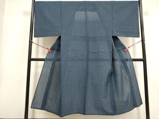 ■■■　サイズ　■■■ 身丈 142cm（肩から） 裄丈 68cm 袖丈 51cm　縫込み 2.5cm 袖幅 34cm 前幅 28cm 後幅 32cm 着物縫いこみ 内揚げ 6cm 裄 お袖側 約1.5cm　身頃側 約0cm ■■■　商品詳細　■■■ 【綿・未使用】 状態は接写画像のように後身頃・衿・衿山・右袖前に薄い汚れがございますが その他特に目立ったシミ汚れなどもなく大変良い状態です。 大変上質な逸品になります。 お安く出品致しますので、是非この機会にいかがでしょうか？ ■■■　注意事項　■■■ ■モニター発色の具合により色合いが異なる場合がございます。 ■寸法は多少の誤差が生じる場合がございますのでご了承ください。 ■縫込みの長さが左右非対称の場合は短い部分を記載しております。 左右非対称であってもご返品・お値引き等の保証は出来かねますので、ご了承の上ご購入をお願い致します。 ■シミ等のチェックには注意を払っておりますが、見落としがある場合もございますし、個人の見解も様々ですので神経質な方のご購入はお控えください。 ■箪笥に入っておりました着物や帯なので畳みシワや匂いがあるものもございます。 ■お休みは基本的に土日祝となりますが、その他臨時でお休みする場合がございますのでご了承ください。 ■商品の発送は平日のみの発送となります。 ■夜間と土曜、日曜日はお問い合わせの回答が遅れる場合がございます。 ■当店では、お直し、紋入れ、お手入れ等は承っておりません。 ■生地の状態（ヤケ、経年劣化等）によってはサイズ直しが出来ない場合がございます。 その点もどうかご了承のうえ、ご購入をお願いいたします。 ■弊社で取り扱う商品は一点ものにつき、時期や在庫状況に応じて金額が変更となる場合がございます。 ■検針は行っておりません。予めご了承いただきますようお願いいたします。 ■【洗える着物】と記載のある商品におきましては、商品お届け後に洗濯を行ってしまってからのご返品にはご対応しかねます。 念の為、専門店でのお手入れをお願いいたします。 ■写真に写っている物が全てになります。それ以外の付属品はございませんのでご了承ください。 ■状態に関する写真につきましては、掲載可能な写真枚数に限りがあるため、各箇所につき1枚参考画像を掲載しております。 ■着物のサイズ目安は下記を参考ください↓ ＜女性着物＞　お端折り次第で＋5cm　−1cmが着用可能サイズ 　例）身丈170cmの場合、身長160cm〜175cm ＜男性着物＞　身丈＋約25cm〜27cm程が適応身長 　例）身丈155cmの場合、身長180〜182cm