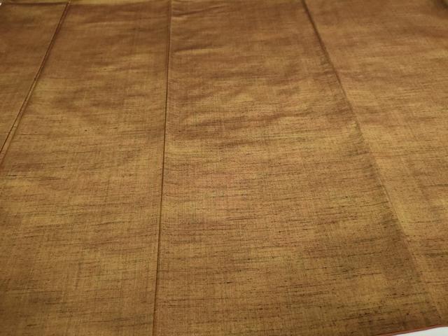 ■■■　サイズ　■■■ 身丈 158cm（肩から） 裄丈 63cm 袖丈 41.5cm　縫込み 3.5cm 袖幅 32.5cm 前幅 24cm 後幅 29.5cm 着物縫いこみ 内揚げ 0cm 裄 お袖側 約1cm　身頃側 約4cm ■■■　商品詳細　■■■ 【正絹】 状態は特に目立ったシミ汚れなどもなく大変良い状態です。 大変上質な逸品になります。 お安く出品致しますので、是非この機会にいかがでしょうか？ ■■■　注意事項　■■■ ■モニター発色の具合により色合いが異なる場合がございます。 ■寸法は多少の誤差が生じる場合がございますのでご了承ください。 ■縫込みの長さが左右非対称の場合は短い部分を記載しております。 左右非対称であってもご返品・お値引き等の保証は出来かねますので、ご了承の上ご購入をお願い致します。 ■シミ等のチェックには注意を払っておりますが、見落としがある場合もございますし、個人の見解も様々ですので神経質な方のご購入はお控えください。 ■箪笥に入っておりました着物や帯なので畳みシワや匂いがあるものもございます。 ■お休みは基本的に土日祝となりますが、その他臨時でお休みする場合がございますのでご了承ください。 ■商品の発送は平日のみの発送となります。 ■夜間と土曜、日曜日はお問い合わせの回答が遅れる場合がございます。 ■当店では、お直し、紋入れ、お手入れ等は承っておりません。 ■生地の状態（ヤケ、経年劣化等）によってはサイズ直しが出来ない場合がございます。 その点もどうかご了承のうえ、ご購入をお願いいたします。 ■弊社で取り扱う商品は一点ものにつき、時期や在庫状況に応じて金額が変更となる場合がございます。 ■検針は行っておりません。予めご了承いただきますようお願いいたします。 ■【洗える着物】と記載のある商品におきましては、商品お届け後に洗濯を行ってしまってからのご返品にはご対応しかねます。 念の為、専門店でのお手入れをお願いいたします。 ■着物のサイズ目安は下記を参考ください↓ ＜女性着物＞　お端折り次第で＋5cm　−1cmが着用可能サイズ 　例）身丈170cmの場合、身長160cm〜175cm ＜男性着物＞　身丈＋約25cm〜27cm程が適応身長 　例）身丈155cmの場合、身長180〜182cm