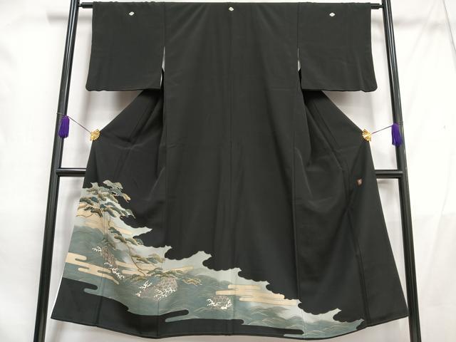 ■■■　サイズ　■■■ 身丈 142cm（肩から） 裄丈 62cm 袖丈 45cm　縫込み 13cm 袖幅 32cm 前幅 25cm 後幅 29cm 着物縫いこみ 内揚げ 15cm 裄 お袖側 約3cm　身頃側 約4cm ■■■　商品詳細　■■■ 【正絹・五つ紋・比翼仕立て】 状態は画像を添付しておりますので、そちらをご確認下さいますよう宜しくお願い致します。 大変上質な逸品になります。 お安く出品致しますので、是非この機会にいかがでしょうか？ ■■■　注意事項　■■■ ■モニター発色の具合により色合いが異なる場合がございます。 ■寸法は多少の誤差が生じる場合がございますのでご了承ください。 ■縫込みの長さが左右非対称の場合は短い部分を記載しております。 左右非対称であってもご返品・お値引き等の保証は出来かねますので、ご了承の上ご購入をお願い致します。 ■シミ等のチェックには注意を払っておりますが、見落としがある場合もございますし、個人の見解も様々ですので神経質な方のご購入はお控えください。 ■箪笥に入っておりました着物や帯なので畳みシワや匂いがあるものもございます。 ■お休みは基本的に土日祝となりますが、その他臨時でお休みする場合がございますのでご了承ください。 ■商品の発送は平日のみの発送となります。 ■夜間と土曜、日曜日はお問い合わせの回答が遅れる場合がございます。 ■当店では、お直し、紋入れ、お手入れ等は承っておりません。 ■生地の状態（ヤケ、経年劣化等）によってはサイズ直しが出来ない場合がございます。 その点もどうかご了承のうえ、ご購入をお願いいたします。 ■弊社で取り扱う商品は一点ものにつき、時期や在庫状況に応じて金額が変更となる場合がございます。 ■検針は行っておりません。予めご了承いただきますようお願いいたします。 ■【洗える着物】と記載のある商品におきましては、商品お届け後に洗濯を行ってしまってからのご返品にはご対応しかねます。 念の為、専門店でのお手入れをお願いいたします。 ■着物のサイズ目安は下記を参考ください↓ ＜女性着物＞　お端折り次第で＋5cm　−1cmが着用可能サイズ 　例）身丈170cmの場合、身長160cm〜175cm ＜男性着物＞　身丈＋約25cm〜27cm程が適応身長 　例）身丈155cmの場合、身長180〜182cm