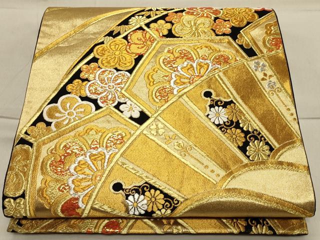 ■■■　サイズ　■■■ 長さ 432cm 幅 30.5cm程 ■■■　商品詳細　■■■ 【正絹】 詳細に関しましては、画像をご確認ください。 大変上質な逸品になります。 お安く出品致しますので、是非この機会にいかがでしょうか？ ※汚れ等に関しましては、着用時には見えない部分になるかと思いますのであまり気にならずお召になれるかと思います。 ■■■　注意事項　■■■ ■モニター発色の具合により色合いが異なる場合がございます。 ■寸法は多少の誤差が生じる場合がございますのでご了承ください。 ■縫込みの長さが左右非対称の場合は短い部分を記載しております。 左右非対称であってもご返品・お値引き等の保証は出来かねますので、ご了承の上ご購入をお願い致します。 ■シミ等のチェックには注意を払っておりますが、見落としがある場合もございますし、個人の見解も様々ですので神経質な方のご購入はお控えください。 ■箪笥に入っておりました着物や帯なので畳みシワや匂いがあるものもございます。 ■お休みは基本的に土日祝となりますが、その他臨時でお休みする場合がございますのでご了承ください。 ■商品の発送は平日のみの発送となります。 ■夜間と土曜、日曜日はお問い合わせの回答が遅れる場合がございます。 ■当店では、お直し、紋入れ、お手入れ等は承っておりません。 ■生地の状態（ヤケ、経年劣化等）によってはサイズ直しが出来ない場合がございます。 その点もどうかご了承のうえ、ご購入をお願いいたします。 ■弊社で取り扱う商品は一点ものにつき、時期や在庫状況に応じて金額が変更となる場合がございます。 ■検針は行っておりません。予めご了承いただきますようお願いいたします。 ■【洗える着物】と記載のある商品におきましては、商品お届け後に洗濯を行ってしまってからのご返品にはご対応しかねます。 念の為、専門店でのお手入れをお願いいたします。 ■着物のサイズ目安は下記を参考ください↓ ＜女性着物＞　お端折り次第で＋5cm　−1cmが着用可能サイズ 　例）身丈170cmの場合、身長160cm〜175cm ＜男性着物＞　身丈＋約25cm〜27cm程が適応身長 　例）身丈155cmの場合、身長180〜182cm