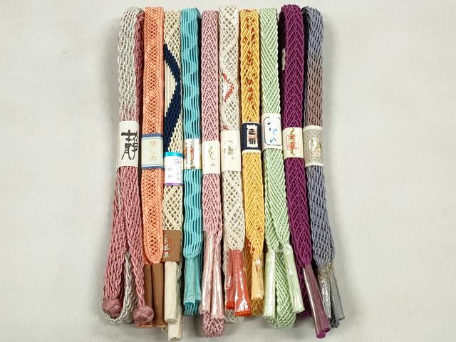 ■■■　商品詳細　■■■ 【未使用】 ※こちらのお品はまとめての出品となりますので、 汚れ・サイズ等の詳細は記載しておりません。 ご理解の上でのご入札をお願い致します。 大変上質な逸品になります。 お安く出品致しますので、是非この機会にいかがでしょうか？ ■■■　注意事項　■■■ ■モニター発色の具合により色合いが異なる場合がございます。 ■寸法は多少の誤差が生じる場合がございますのでご了承ください。 ■縫込みの長さが左右非対称の場合は短い部分を記載しております。 左右非対称であってもご返品・お値引き等の保証は出来かねますので、ご了承の上ご購入をお願い致します。 ■シミ等のチェックには注意を払っておりますが、見落としがある場合もございますし、個人の見解も様々ですので神経質な方のご購入はお控えください。 ■箪笥に入っておりました着物や帯なので畳みシワや匂いがあるものもございます。 ■お休みは基本的に土日祝となりますが、その他臨時でお休みする場合がございますのでご了承ください。 ■商品の発送は平日のみの発送となります。 ■夜間と土曜、日曜日はお問い合わせの回答が遅れる場合がございます。 ■当店では、お直し、紋入れ、お手入れ等は承っておりません。 ■生地の状態（ヤケ、経年劣化等）によってはサイズ直しが出来ない場合がございます。 その点もどうかご了承のうえ、ご購入をお願いいたします。 ■弊社で取り扱う商品は一点ものにつき、時期や在庫状況に応じて金額が変更となる場合がございます。 ■検針は行っておりません。予めご了承いただきますようお願いいたします。 ■【洗える着物】と記載のある商品におきましては、商品お届け後に洗濯を行ってしまってからのご返品にはご対応しかねます。 念の為、専門店でのお手入れをお願いいたします。 ■写真に写っている物が全てになります。それ以外の付属品はございませんのでご了承ください。 ■状態に関する写真につきましては、掲載可能な写真枚数に限りがあるため、各箇所につき1枚参考画像を掲載しております。 ■着物のサイズ目安は下記を参考ください↓ ＜女性着物＞　お端折り次第で＋5cm　－1cmが着用可能サイズ 　例）身丈170cmの場合、身長160cm～175cm ＜男性着物＞　身丈＋約25cm～27cm程が適応身長 　例）身丈155cmの場合、身長180～182cm