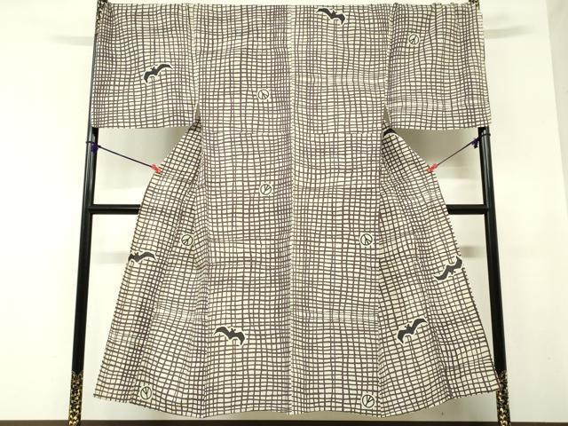 ■■■　サイズ　■■■ 身丈 147cm（肩から） 裄丈 75cm 袖丈 50cm　縫込み 6cm 袖幅 38cm 前幅 26.5cm 後幅 32cm 着物縫いこみ 内揚げ 8cm 裄 お袖側 約0cm　身頃側 約0cm ■■■　商品詳細　■■■ 【綿】 状態は特に目立ったシミ汚れなどもなく大変良い状態です。 大変上質な逸品になります。 お安く出品致しますので、是非この機会にいかがでしょうか？ ■■■　注意事項　■■■ ■モニター発色の具合により色合いが異なる場合がございます。 ■寸法は多少の誤差が生じる場合がございますのでご了承ください。 ■縫込みの長さが左右非対称の場合は短い部分を記載しております。 左右非対称であってもご返品・お値引き等の保証は出来かねますので、ご了承の上ご購入をお願い致します。 ■シミ等のチェックには注意を払っておりますが、見落としがある場合もございますし、個人の見解も様々ですので神経質な方のご購入はお控えください。 ■箪笥に入っておりました着物や帯なので畳みシワや匂いがあるものもございます。 ■お休みは基本的に土日祝となりますが、その他臨時でお休みする場合がございますのでご了承ください。 ■商品の発送は平日のみの発送となります。 ■夜間と土曜、日曜日はお問い合わせの回答が遅れる場合がございます。 ■当店では、お直し、紋入れ、お手入れ等は承っておりません。 ■生地の状態（ヤケ、経年劣化等）によってはサイズ直しが出来ない場合がございます。 その点もどうかご了承のうえ、ご購入をお願いいたします。 ■弊社で取り扱う商品は一点ものにつき、時期や在庫状況に応じて金額が変更となる場合がございます。 ■検針は行っておりません。予めご了承いただきますようお願いいたします。 ■【洗える着物】と記載のある商品におきましては、商品お届け後に洗濯を行ってしまってからのご返品にはご対応しかねます。 念の為、専門店でのお手入れをお願いいたします。 ■写真に写っている物が全てになります。それ以外の付属品はございませんのでご了承ください。 ■状態に関する写真につきましては、掲載可能な写真枚数に限りがあるため、各箇所につき1枚参考画像を掲載しております。 ■着物のサイズ目安は下記を参考ください↓ ＜女性着物＞　お端折り次第で＋5cm　−1cmが着用可能サイズ 　例）身丈170cmの場合、身長160cm〜175cm ＜男性着物＞　身丈＋約25cm〜27cm程が適応身長 　例）身丈155cmの場合、身長180〜182cm
