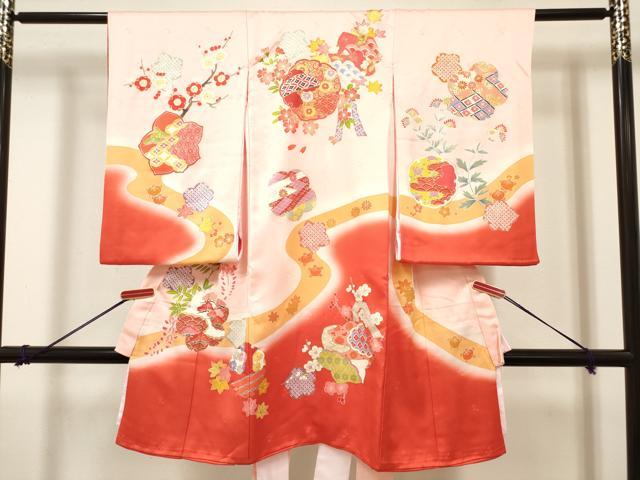 ■■■　サイズ　■■■ 【着物】 身丈 100.5cm（肩から） 裄丈 47.5cm 袖丈 59cm ■■■　商品詳細　■■■ 産着【表地：正絹・裏地：ポリエステル100％・襦袢：ポリエステル100％】 状態は特に目立ったシミ汚れなどもなく大変良い状態です。 大変上質な逸品になります。 お安く出品致しますので、是非この機会にいかがでしょうか？ ■■■　注意事項　■■■ ■モニター発色の具合により色合いが異なる場合がございます。 ■寸法は多少の誤差が生じる場合がございますのでご了承ください。 ■縫込みの長さが左右非対称の場合は短い部分を記載しております。 左右非対称であってもご返品・お値引き等の保証は出来かねますので、ご了承の上ご購入をお願い致します。 ■シミ等のチェックには注意を払っておりますが、見落としがある場合もございますし、個人の見解も様々ですので神経質な方のご購入はお控えください。 ■箪笥に入っておりました着物や帯なので畳みシワや匂いがあるものもございます。 ■お休みは基本的に土日祝となりますが、その他臨時でお休みする場合がございますのでご了承ください。 ■商品の発送は平日のみの発送となります。 ■夜間と土曜、日曜日はお問い合わせの回答が遅れる場合がございます。 ■当店では、お直し、紋入れ、お手入れ等は承っておりません。 ■生地の状態（ヤケ、経年劣化等）によってはサイズ直しが出来ない場合がございます。 その点もどうかご了承のうえ、ご購入をお願いいたします。 ■弊社で取り扱う商品は一点ものにつき、時期や在庫状況に応じて金額が変更となる場合がございます。 ■検針は行っておりません。予めご了承いただきますようお願いいたします。 ■【洗える着物】と記載のある商品におきましては、商品お届け後に洗濯を行ってしまってからのご返品にはご対応しかねます。 念の為、専門店でのお手入れをお願いいたします。 ■写真に写っている物が全てになります。それ以外の付属品はございませんのでご了承ください。 ■状態に関する写真につきましては、掲載可能な写真枚数に限りがあるため、各箇所につき1枚参考画像を掲載しております。 ■着物のサイズ目安は下記を参考ください↓ ＜女性着物＞　お端折り次第で＋5cm　−1cmが着用可能サイズ 　例）身丈170cmの場合、身長160cm〜175cm ＜男性着物＞　身丈＋約25cm〜27cm程が適応身長 　例）身丈155cmの場合、身長180〜182cm