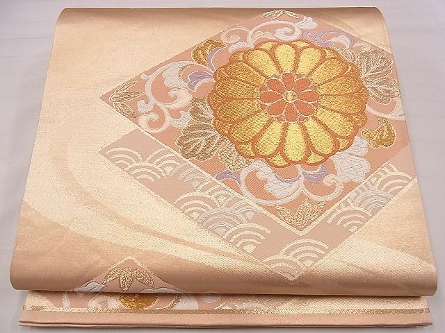 ■■■　サイズ　■■■ 長さ 448cm 幅 31cm程 ■■■　商品詳細　■■■ 【正絹】 状態は締めてはおりますが 特に目立ったシミ汚れなどもなく大変良い状態です。 大変上質な逸品になります。 お安く出品致しますので、是非この機会にいかがでしょうか？ ■■■　注意事項　■■■ ■モニター発色の具合により色合いが異なる場合がございます。 ■寸法は多少の誤差が生じる場合がございますのでご了承ください。 ■縫込みの長さが左右非対称の場合は短い部分を記載しております。 左右非対称であってもご返品・お値引き等の保証は出来かねますので、ご了承の上ご購入をお願い致します。 ■シミ等のチェックには注意を払っておりますが、見落としがある場合もございますし、個人の見解も様々ですので神経質な方のご購入はお控えください。 ■箪笥に入っておりました着物や帯なので畳みシワや匂いがあるものもございます。 ■お休みは基本的に土日祝となりますが、その他臨時でお休みする場合がございますのでご了承ください。 ■商品の発送は平日のみの発送となります。 ■夜間と土曜、日曜日はお問い合わせの回答が遅れる場合がございます。 ■当店では、お直し、紋入れ、お手入れ等は承っておりません。 ■生地の状態（ヤケ、経年劣化等）によってはサイズ直しが出来ない場合がございます。 その点もどうかご了承のうえ、ご購入をお願いいたします。 ■弊社で取り扱う商品は一点ものにつき、時期や在庫状況に応じて金額が変更となる場合がございます。 ■検針は行っておりません。予めご了承いただきますようお願いいたします。 ■【洗える着物】と記載のある商品におきましては、商品お届け後に洗濯を行ってしまってからのご返品にはご対応しかねます。 念の為、専門店でのお手入れをお願いいたします。 ■着物のサイズ目安は下記を参考ください↓ ＜女性着物＞　お端折り次第で＋5cm　−1cmが着用可能サイズ 　例）身丈170cmの場合、身長160cm〜175cm ＜男性着物＞　身丈＋約25cm〜27cm程が適応身長 　例）身丈155cmの場合、身長180〜182cm