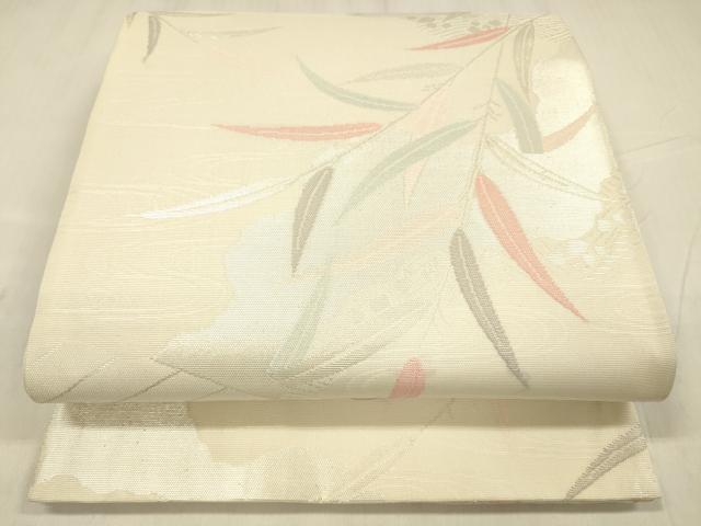 ■■■　サイズ　■■■ 長さ 434cm 幅 30.5cm程 ■■■　商品詳細　■■■ 【正絹】 状態は接写画像のように 裏地に薄い汚れがございますが その他表は特に目立ったシミ汚れなどもなく大変良い状態です。 着用時には見えない部分になるかと思いますので あまり気にならずお召になれるかと思います。 大変上質な逸品になります。 お安く出品致しますので、是非この機会にいかがでしょうか？ ■■■　注意事項　■■■ ■モニター発色の具合により色合いが異なる場合がございます。 ■寸法は多少の誤差が生じる場合がございますのでご了承ください。 ■縫込みの長さが左右非対称の場合は短い部分を記載しております。 左右非対称であってもご返品・お値引き等の保証は出来かねますので、ご了承の上ご購入をお願い致します。 ■シミ等のチェックには注意を払っておりますが、見落としがある場合もございますし、個人の見解も様々ですので神経質な方のご購入はお控えください。 ■箪笥に入っておりました着物や帯なので畳みシワや匂いがあるものもございます。 ■お休みは基本的に土日祝となりますが、その他臨時でお休みする場合がございますのでご了承ください。 ■商品の発送は平日のみの発送となります。 ■夜間と土曜、日曜日はお問い合わせの回答が遅れる場合がございます。 ■当店では、お直し、紋入れ、お手入れ等は承っておりません。 ■生地の状態（ヤケ、経年劣化等）によってはサイズ直しが出来ない場合がございます。 その点もどうかご了承のうえ、ご購入をお願いいたします。 ■弊社で取り扱う商品は一点ものにつき、時期や在庫状況に応じて金額が変更となる場合がございます。 ■検針は行っておりません。予めご了承いただきますようお願いいたします。 ■【洗える着物】と記載のある商品におきましては、商品お届け後に洗濯を行ってしまってからのご返品にはご対応しかねます。 念の為、専門店でのお手入れをお願いいたします。 ■着物のサイズ目安は下記を参考ください↓ ＜女性着物＞　お端折り次第で＋5cm　−1cmが着用可能サイズ 　例）身丈170cmの場合、身長160cm〜175cm ＜男性着物＞　身丈＋約25cm〜27cm程が適応身長 　例）身丈155cmの場合、身長180〜182cm