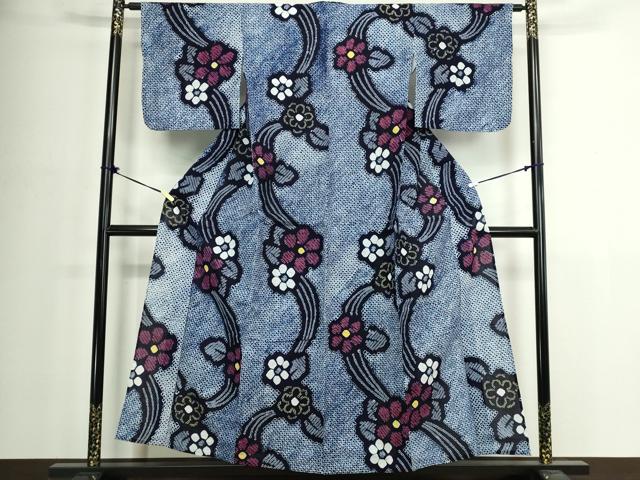 ■■■　サイズ　■■■ 身丈 155cm（肩から） 裄丈 63.5cm 袖丈 46cm　縫込み 1.5cm 袖幅 33.5cm 前幅 25cm 後幅 28cm 着物縫いこみ 内揚げ 0cm 裄 お袖側 約0cm　身頃側 約6cm ■■■　商品詳細　■■■ 【綿】 状態は特に目立ったシミ汚れなどもなく大変良い状態です。 人気の高い“有松鳴海絞り”の浴衣でございます。 “鳴海絞り”ならではの表情を生み出す立体感と 淡いぼかしで息を吹き込まれ、 今にも動き出しそうな迫力を放っております。 夏祭りや花火大会、これから増えるイベントに連れ立って、 より夏をお楽しみ下さいませ。 大変上質な逸品になります。 お安く出品致しますので、是非この機会にいかがでしょうか？ ■■■　注意事項　■■■ ■モニター発色の具合により色合いが異なる場合がございます。 ■寸法は多少の誤差が生じる場合がございますのでご了承ください。 ■縫込みの長さが左右非対称の場合は短い部分を記載しております。 左右非対称であってもご返品・お値引き等の保証は出来かねますので、ご了承の上ご購入をお願い致します。 ■シミ等のチェックには注意を払っておりますが、見落としがある場合もございますし、個人の見解も様々ですので神経質な方のご購入はお控えください。 ■箪笥に入っておりました着物や帯なので畳みシワや匂いがあるものもございます。 ■お休みは基本的に土日祝となりますが、その他臨時でお休みする場合がございますのでご了承ください。 ■商品の発送は平日のみの発送となります。 ■夜間と土曜、日曜日はお問い合わせの回答が遅れる場合がございます。 ■当店では、お直し、紋入れ、お手入れ等は承っておりません。 ■生地の状態（ヤケ、経年劣化等）によってはサイズ直しが出来ない場合がございます。 その点もどうかご了承のうえ、ご購入をお願いいたします。 ■弊社で取り扱う商品は一点ものにつき、時期や在庫状況に応じて金額が変更となる場合がございます。 ■検針は行っておりません。予めご了承いただきますようお願いいたします。 ■【洗える着物】と記載のある商品におきましては、商品お届け後に洗濯を行ってしまってからのご返品にはご対応しかねます。 念の為、専門店でのお手入れをお願いいたします。 ■写真に写っている物が全てになります。それ以外の付属品はございませんのでご了承ください。 ■状態に関する写真につきましては、掲載可能な写真枚数に限りがあるため、各箇所につき1枚参考画像を掲載しております。 ■着物のサイズ目安は下記を参考ください↓ ＜女性着物＞　お端折り次第で＋5cm　−1cmが着用可能サイズ 　例）身丈170cmの場合、身長160cm〜175cm ＜男性着物＞　身丈＋約25cm〜27cm程が適応身長 　例）身丈155cmの場合、身長180〜182cm