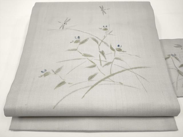 ■■■　サイズ　■■■ 長さ 362cm 幅 31cm程 ■■■　商品詳細　■■■ 【正絹】 状態は接写画像のように 太鼓・裏地に薄い汚れがございますが その他特に目立ったシミ汚れなどもなく大変良い状態です。 大変上質な逸品になります。 お安く出品致しますので、是非この機会にいかがでしょうか？ ■■■　注意事項　■■■ ■モニター発色の具合により色合いが異なる場合がございます。 ■寸法は多少の誤差が生じる場合がございますのでご了承ください。 ■縫込みの長さが左右非対称の場合は短い部分を記載しております。 左右非対称であってもご返品・お値引き等の保証は出来かねますので、ご了承の上ご購入をお願い致します。 ■シミ等のチェックには注意を払っておりますが、見落としがある場合もございますし、個人の見解も様々ですので神経質な方のご購入はお控えください。 ■箪笥に入っておりました着物や帯なので畳みシワや匂いがあるものもございます。 ■お休みは基本的に土日祝となりますが、その他臨時でお休みする場合がございますのでご了承ください。 ■商品の発送は平日のみの発送となります。 ■夜間と土曜、日曜日はお問い合わせの回答が遅れる場合がございます。 ■当店では、お直し、紋入れ、お手入れ等は承っておりません。 ■生地の状態（ヤケ、経年劣化等）によってはサイズ直しが出来ない場合がございます。 その点もどうかご了承のうえ、ご購入をお願いいたします。 ■弊社で取り扱う商品は一点ものにつき、時期や在庫状況に応じて金額が変更となる場合がございます。 ■検針は行っておりません。予めご了承いただきますようお願いいたします。 ■【洗える着物】と記載のある商品におきましては、商品お届け後に洗濯を行ってしまってからのご返品にはご対応しかねます。 念の為、専門店でのお手入れをお願いいたします。 ■写真に写っている物が全てになります。それ以外の付属品はございませんのでご了承ください。 ■状態に関する写真につきましては、掲載可能な写真枚数に限りがあるため、各箇所につき1枚参考画像を掲載しております。 ■着物のサイズ目安は下記を参考ください↓ ＜女性着物＞　お端折り次第で＋5cm　－1cmが着用可能サイズ 　例）身丈170cmの場合、身長160cm～175cm ＜男性着物＞　身丈＋約25cm～27cm程が適応身長 　例）身丈155cmの場合、身長180～182cm